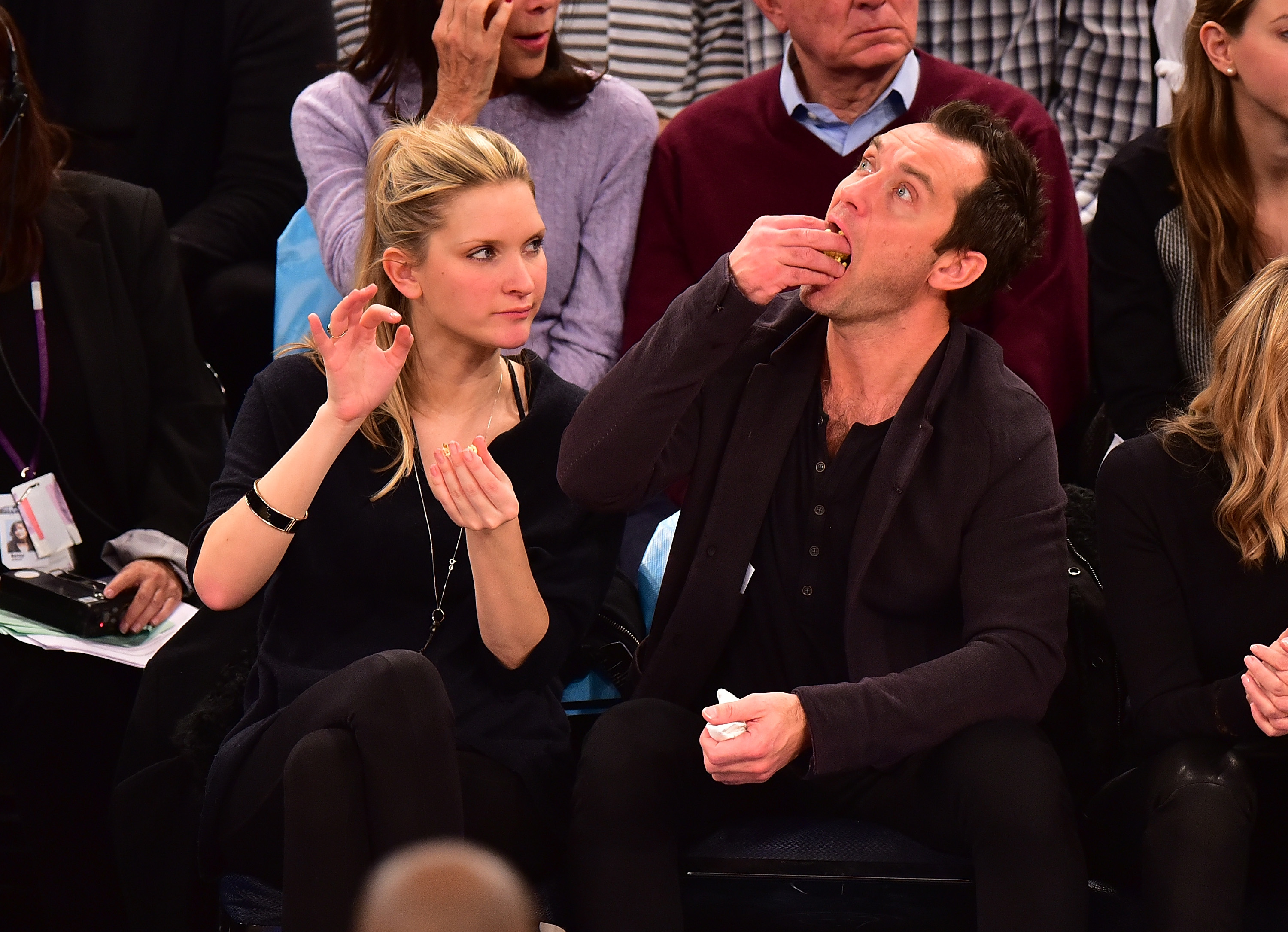 Phillipa Coan und Jude Law auf dem Foto im Madison Square Garden am 26. Februar 2016 | Quelle: Getty Images