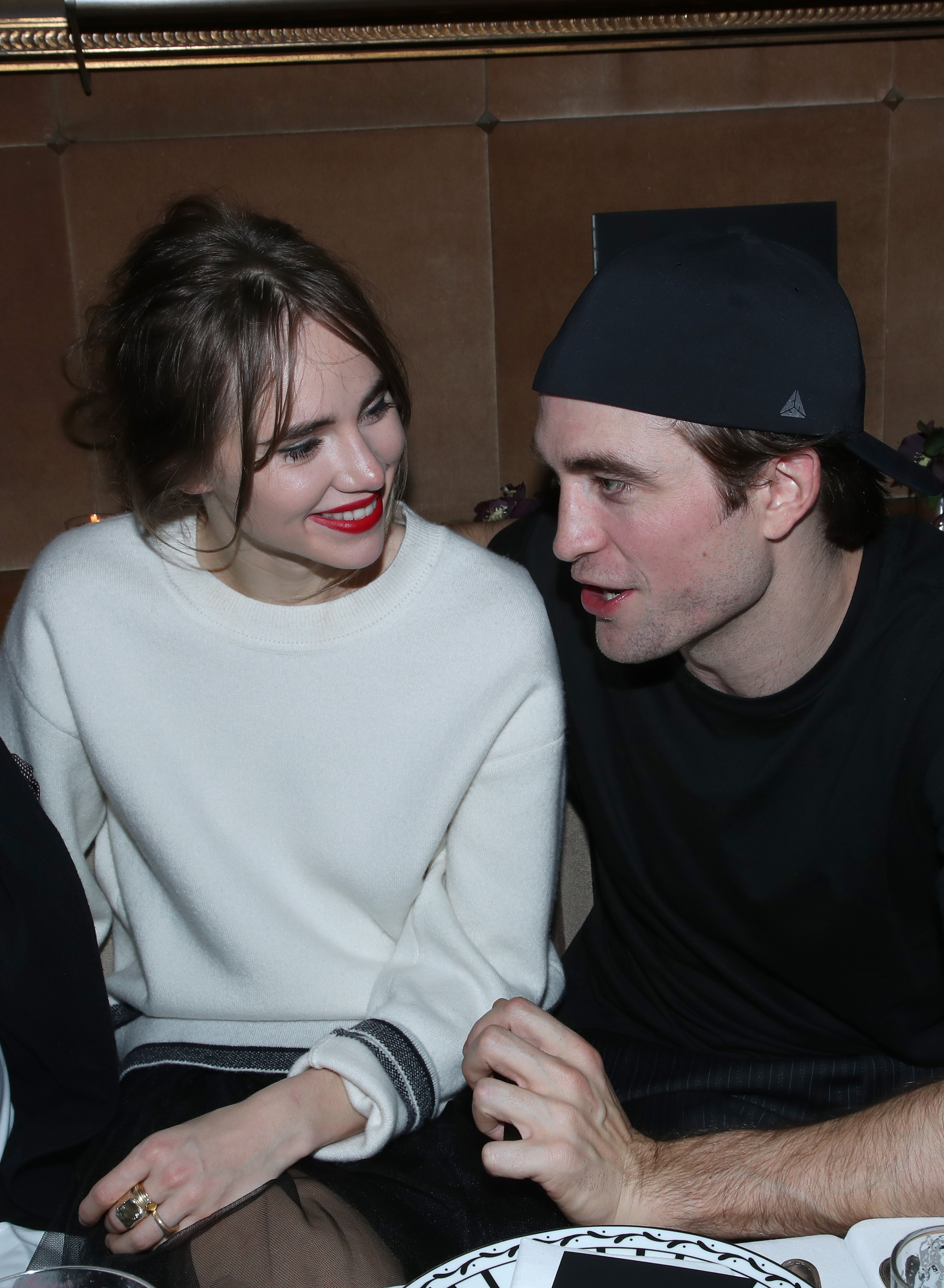 Suki Waterhouse und Robert Pattinson beim Dior Perfume Dinner im Rahmen der Paris Fashion Week in Paris, Frankreich am 17. Januar 2020 | Quelle: Getty Images