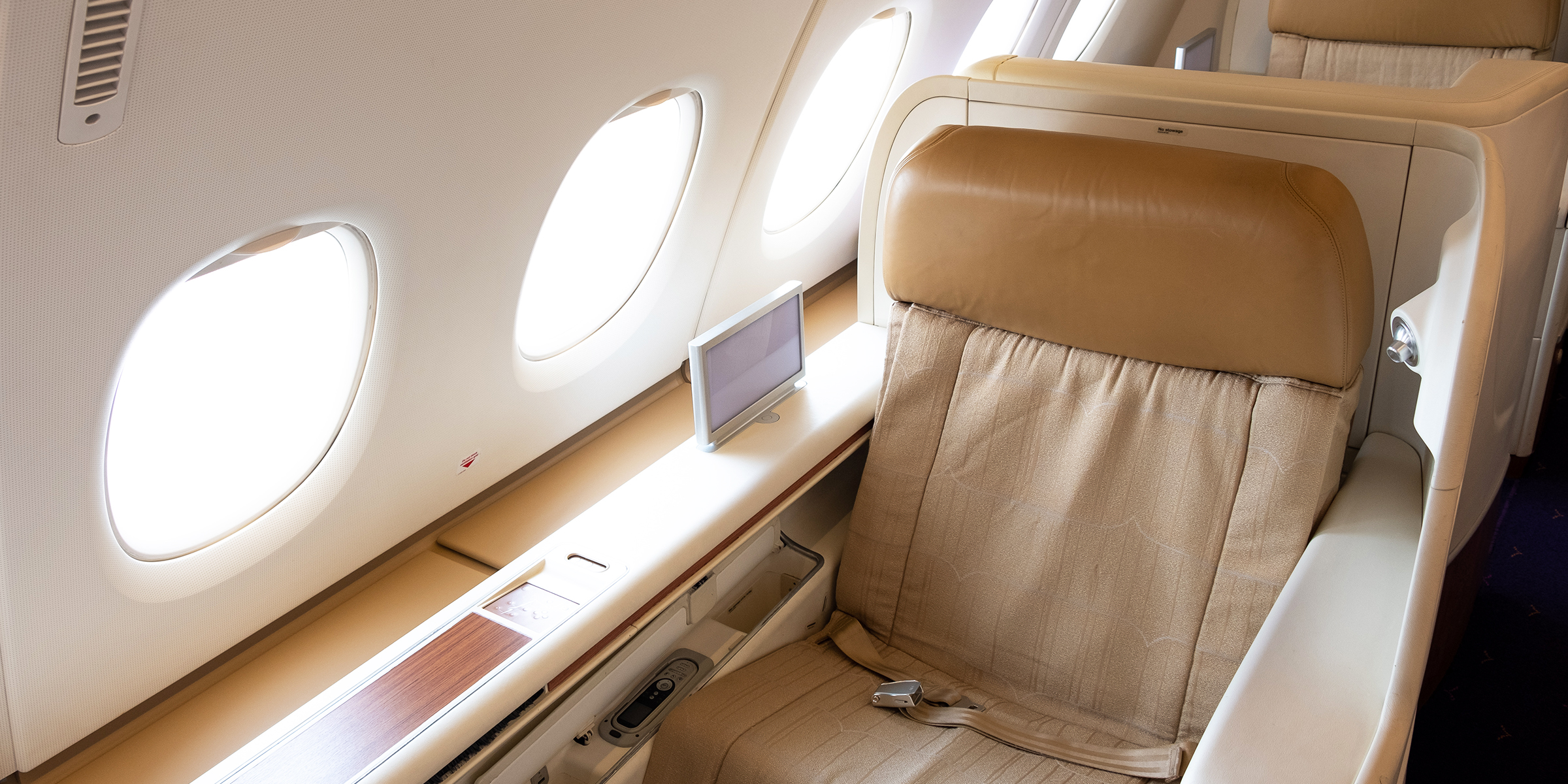 Ein Erste-Klasse-Sitz in einem Flugzeug | Quelle: Shutterstock