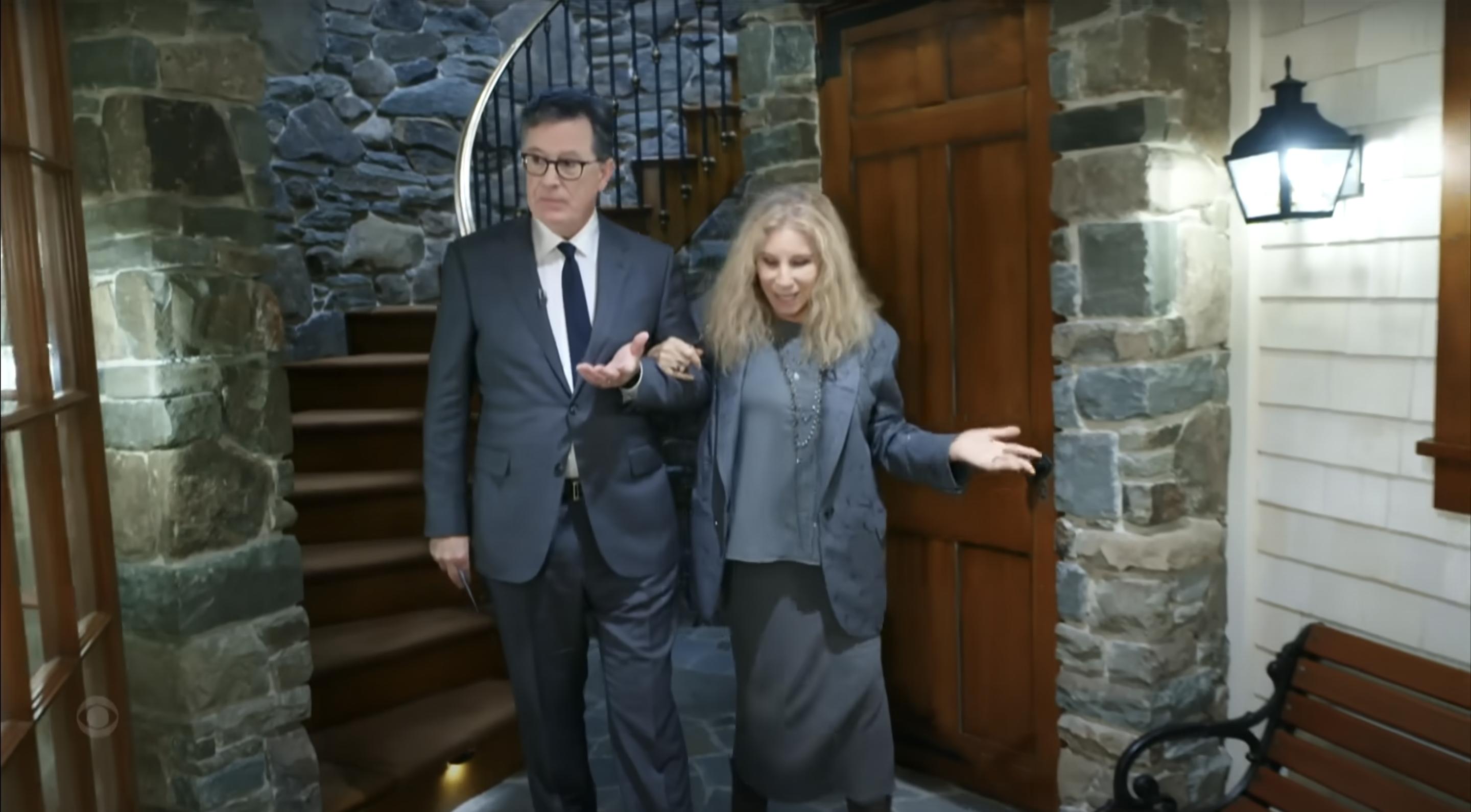 Barbra Streisand führt Stephen Colbert durch ihr Haus, gepostet am 14. November 2023 | Quelle: YouTube/The Late Show with Stephen Colbert