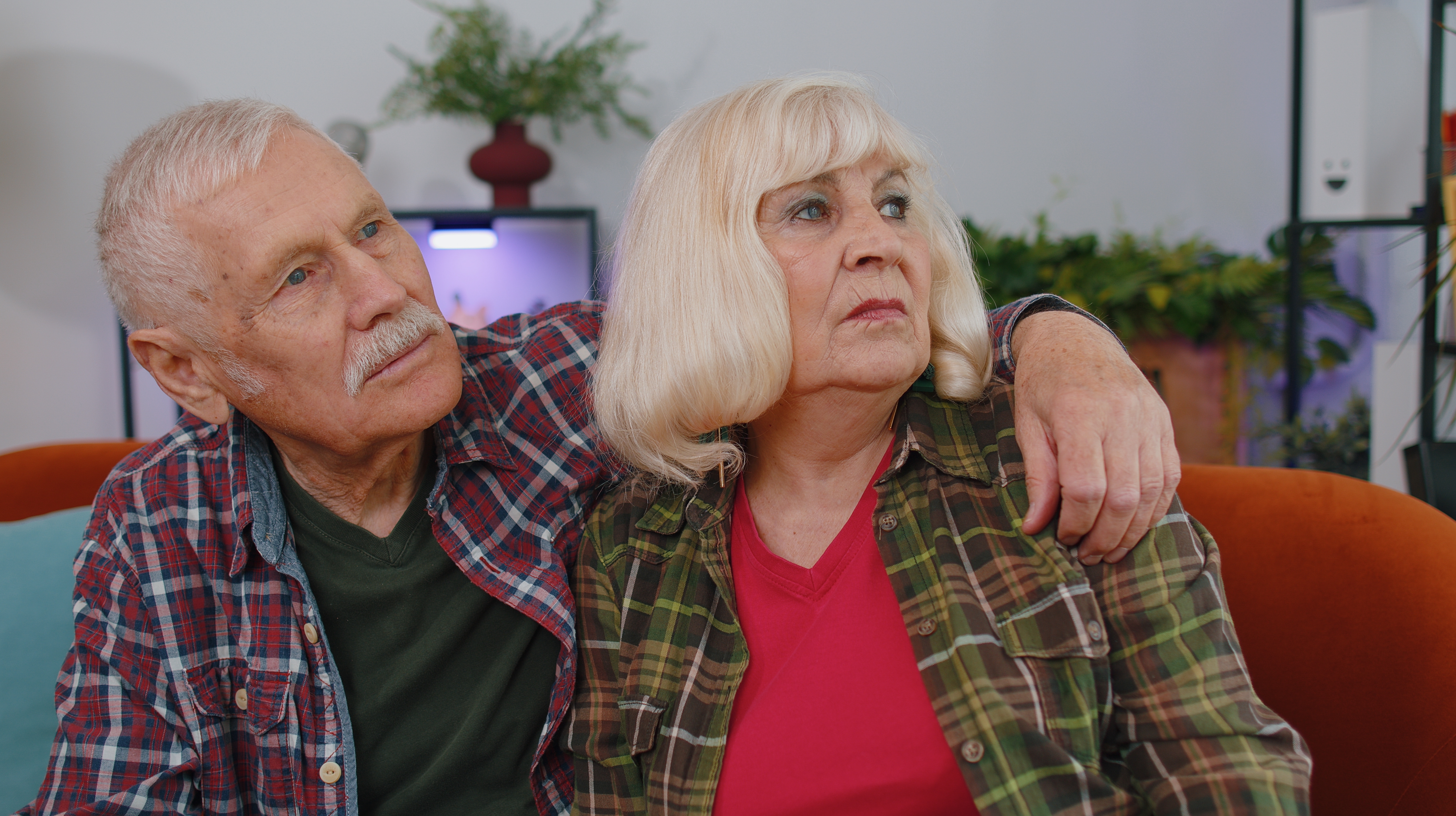 Genervte Großeltern sitzen zu Hause | Quelle: Shutterstock