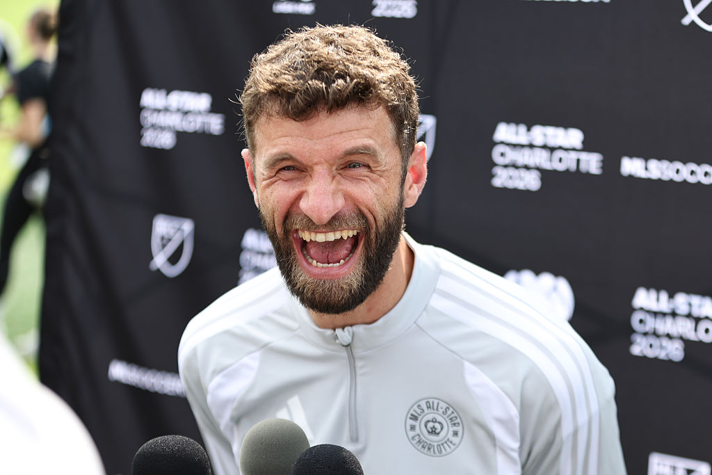 Thomas Müller von den MLS All-Stars spricht am 28. Juli 2026 im Atrium Health Performance Center in Charlotte, North Carolina, vor dem Spiel gegen die Mannschaft aus der LIGA MX in der Mixzone mit den Medien. | Quelle: Getty Images