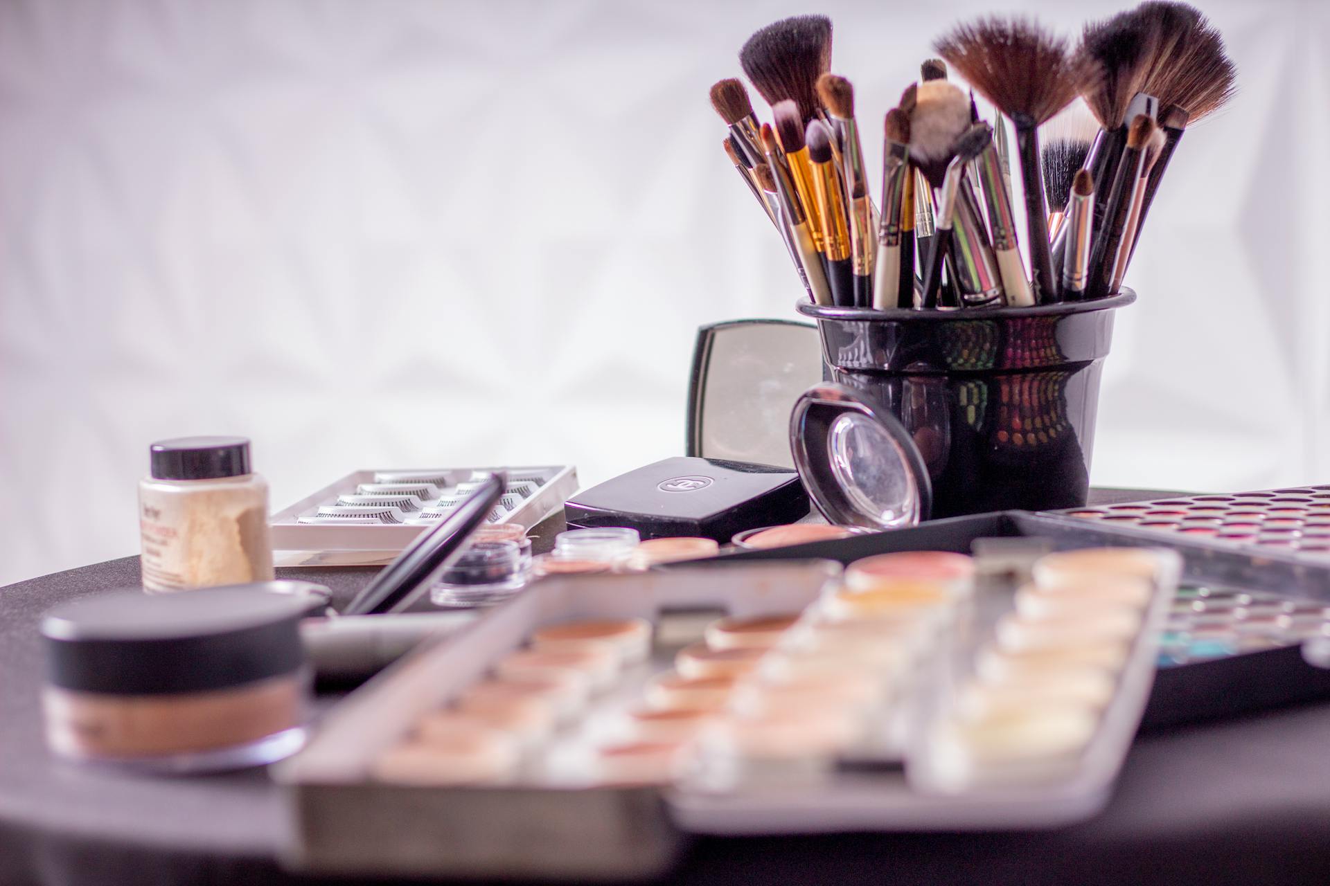 Pędzle do makijażu i produkty do makijażu na stole | Źródło: Pexels