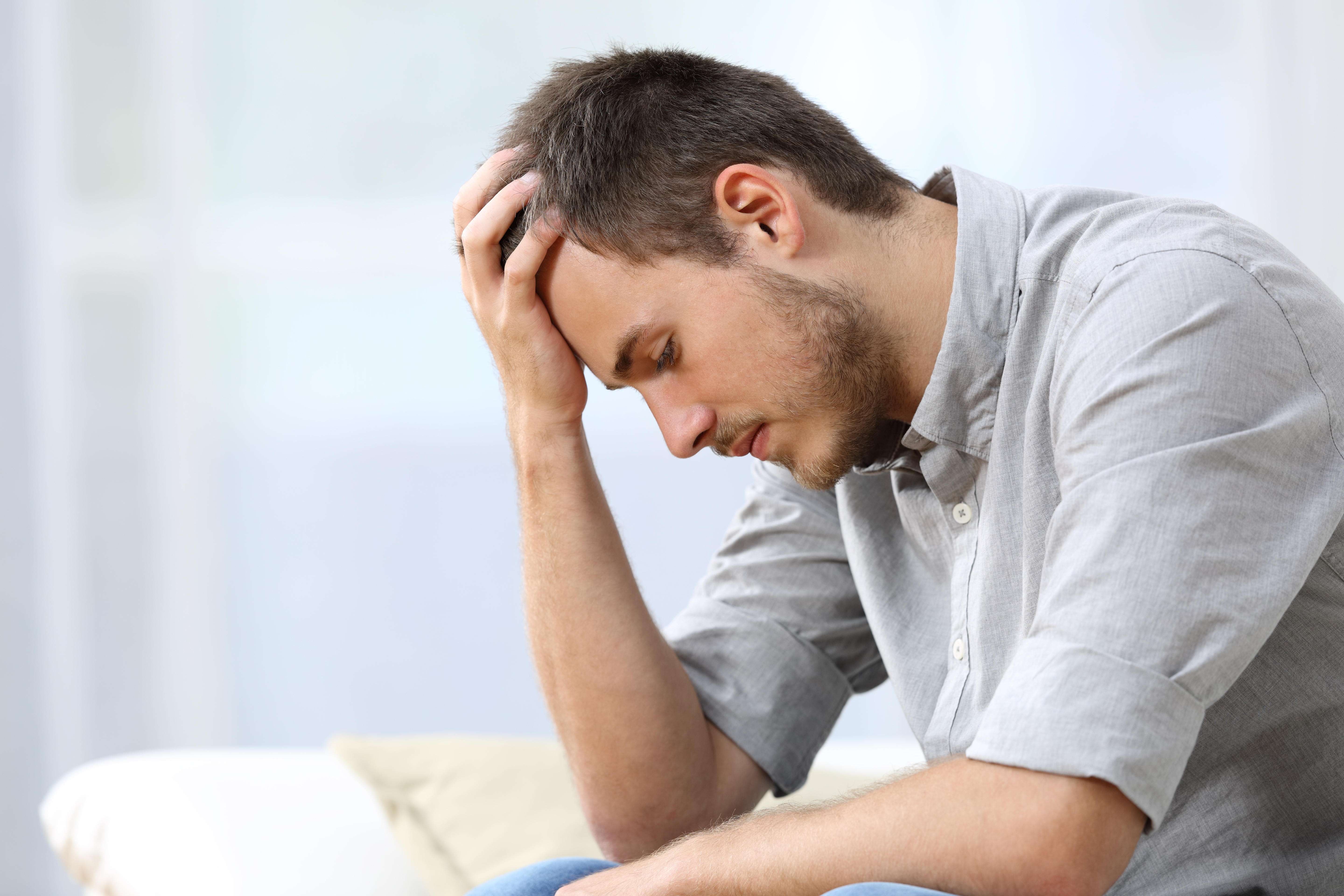 Ein Mann sieht gestresst aus | Quelle: Shutterstock