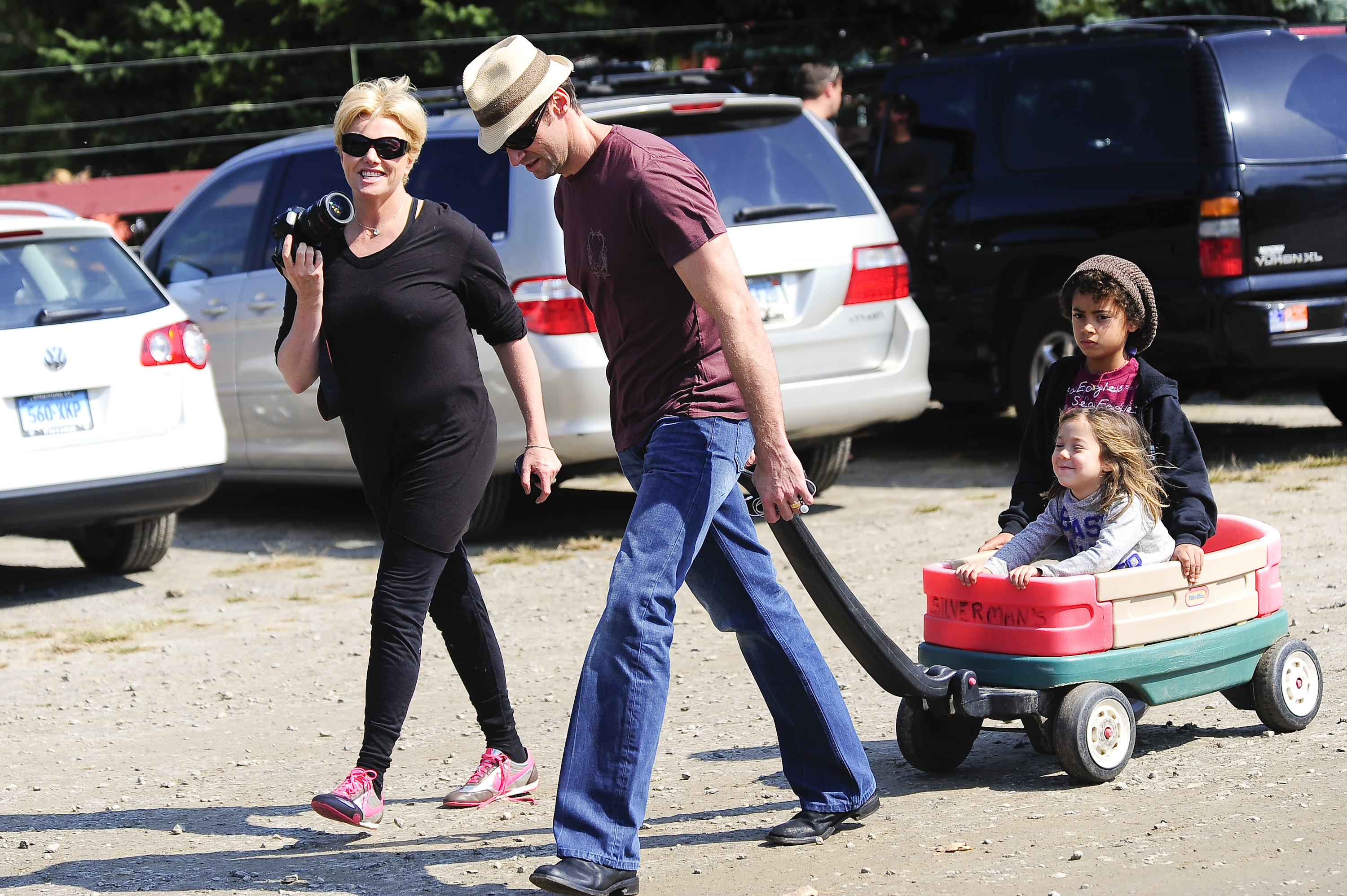 Deborra-Lee Furness, Hugh Jackman und ihre Kinder Ava und Oscar besuchen die Silverman Farm in Easton, Connecticut, am 28. September 2009 | Quelle: Getty Images