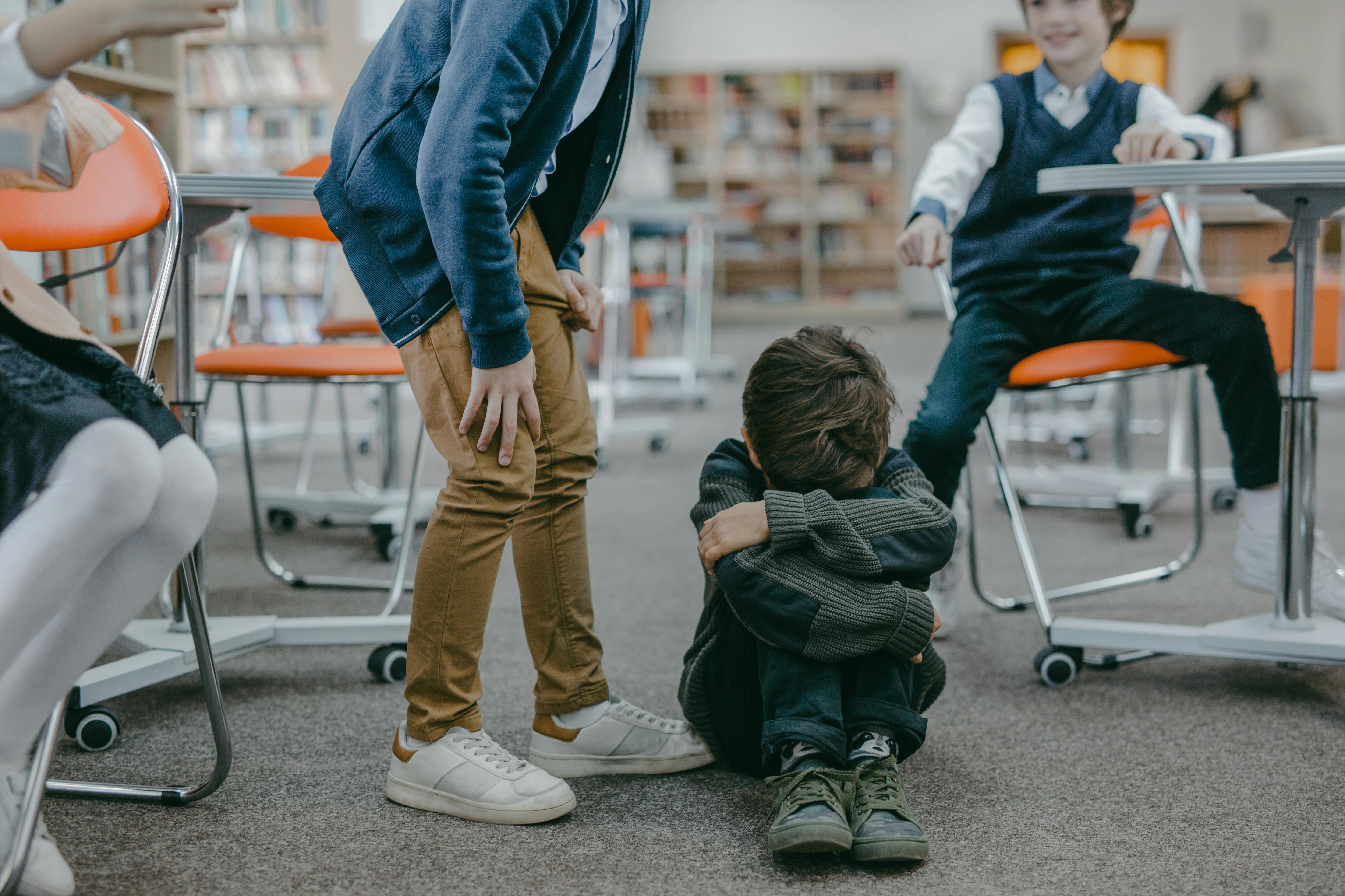 Ein Junge schikaniert ein anderes Kind in der Schule | Quelle: Pexels