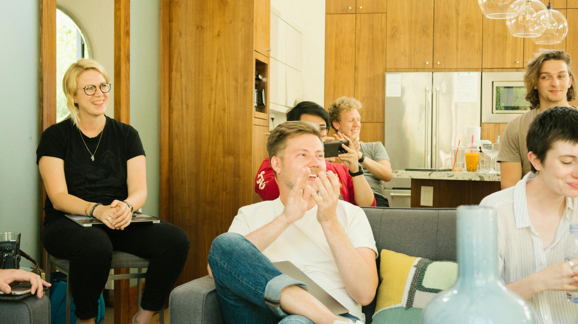 Eine Gruppe von Menschen, die zusammen lachen | Quelle: Pexels
