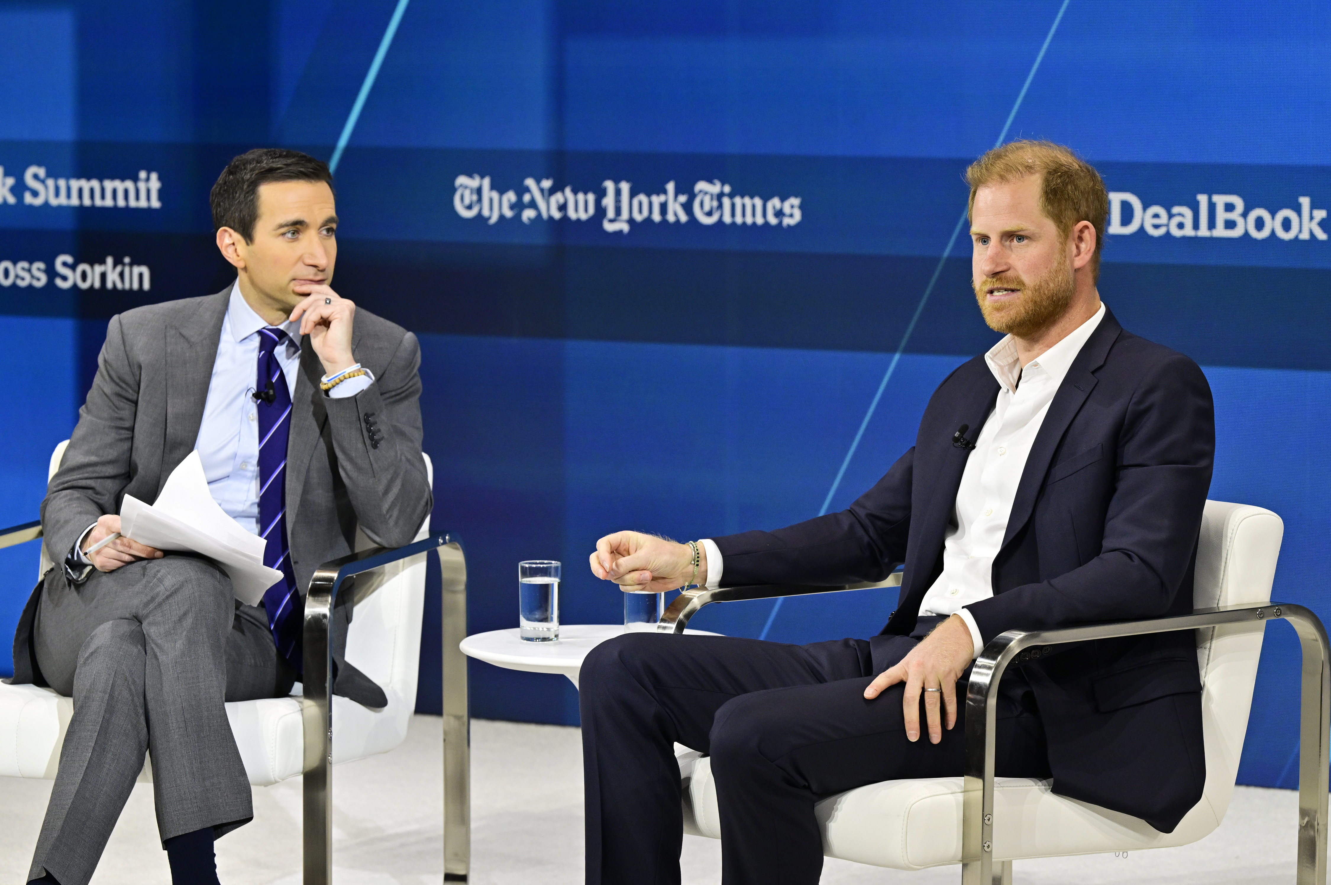 Andrew Ross Sorkin und Prinz Harry während des The New York Times Dealbook Summit 2024 am 4. Dezember 2024 in New York City. | Quelle: Getty Images