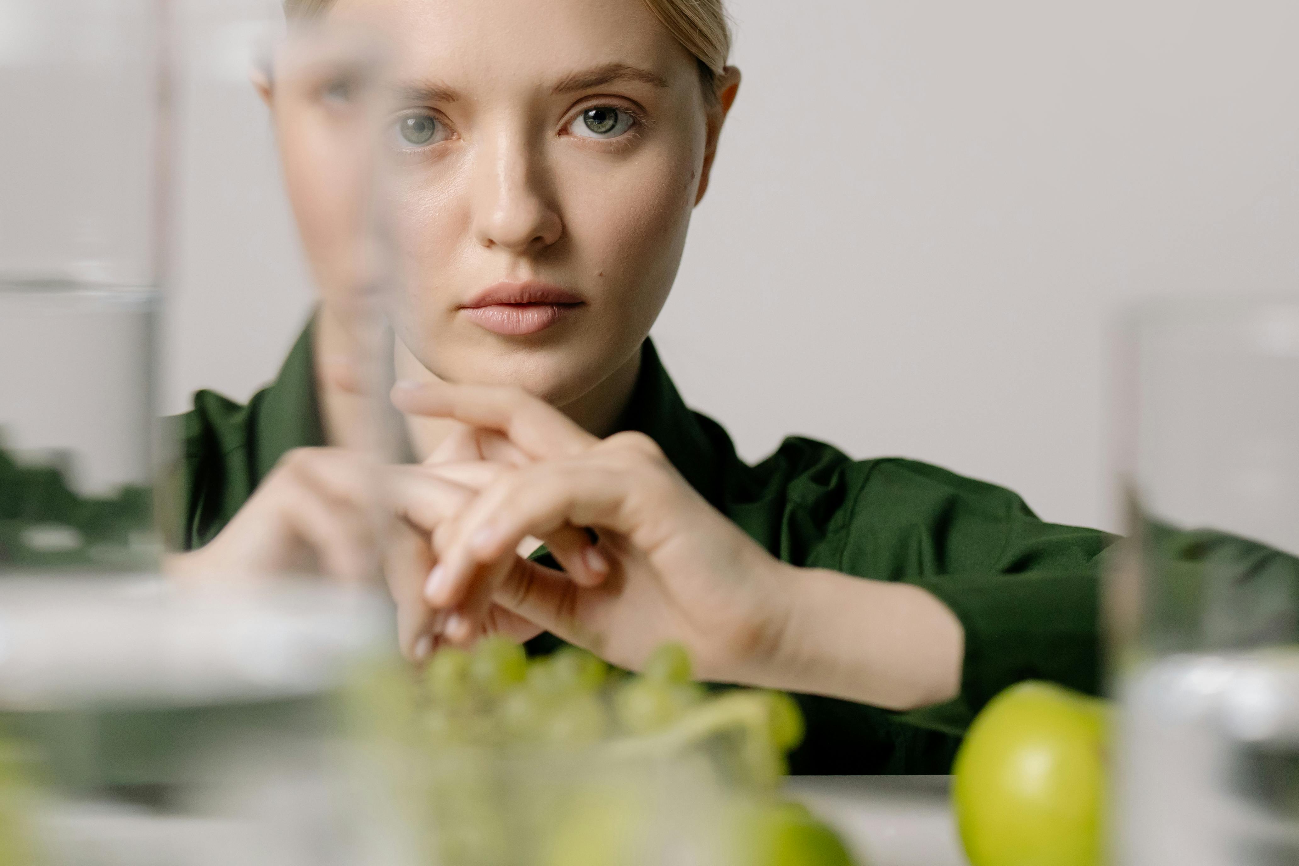 Eine Frau mit ernstem Blick | Quelle: Pexels