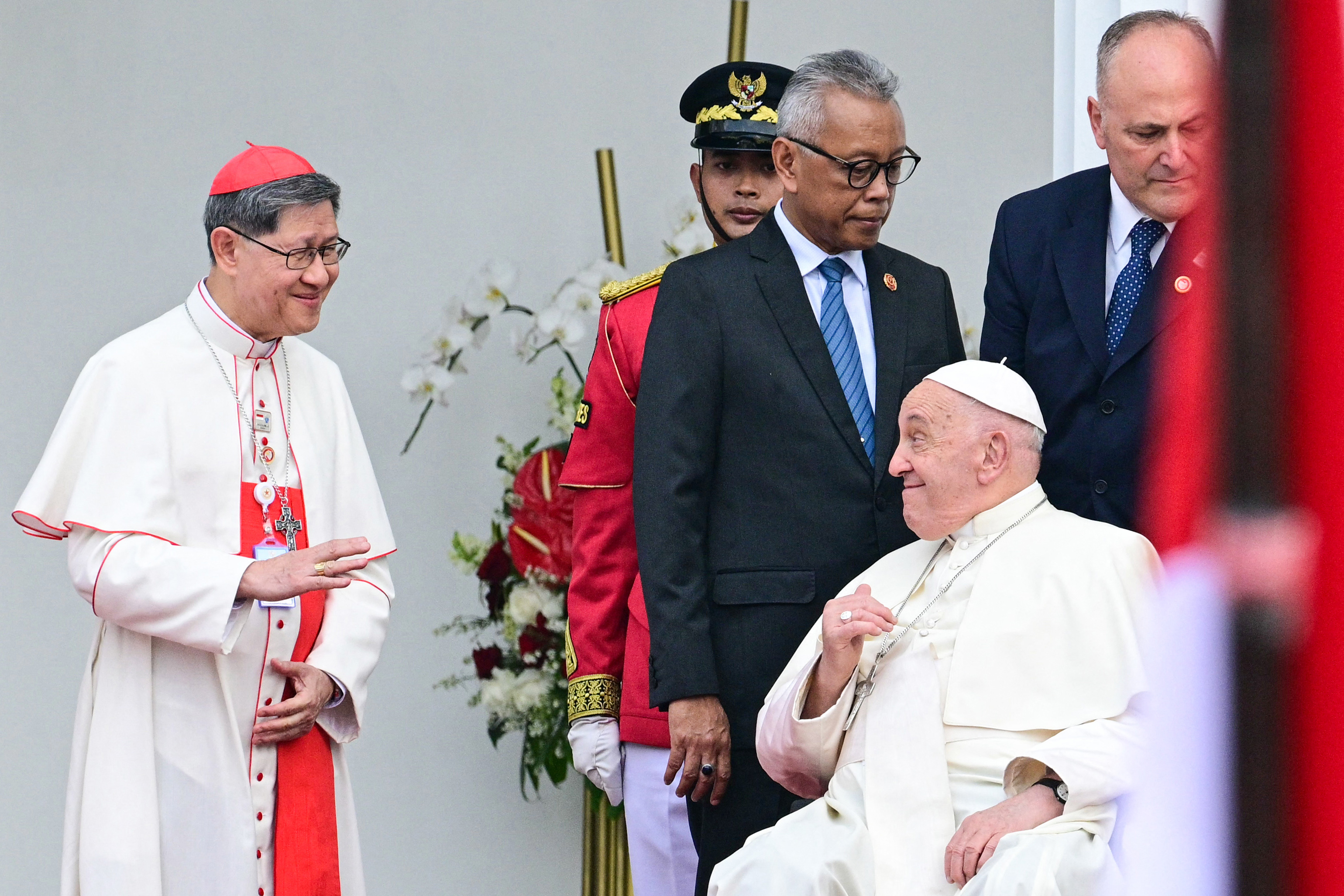 Papst Franziskus winkt Kardinal Luis Antonio Tagle während einer feierlichen Begrüßung am 4. September 2024 im Präsidentenpalast in Jakarta zu. | Quelle: Getty Images