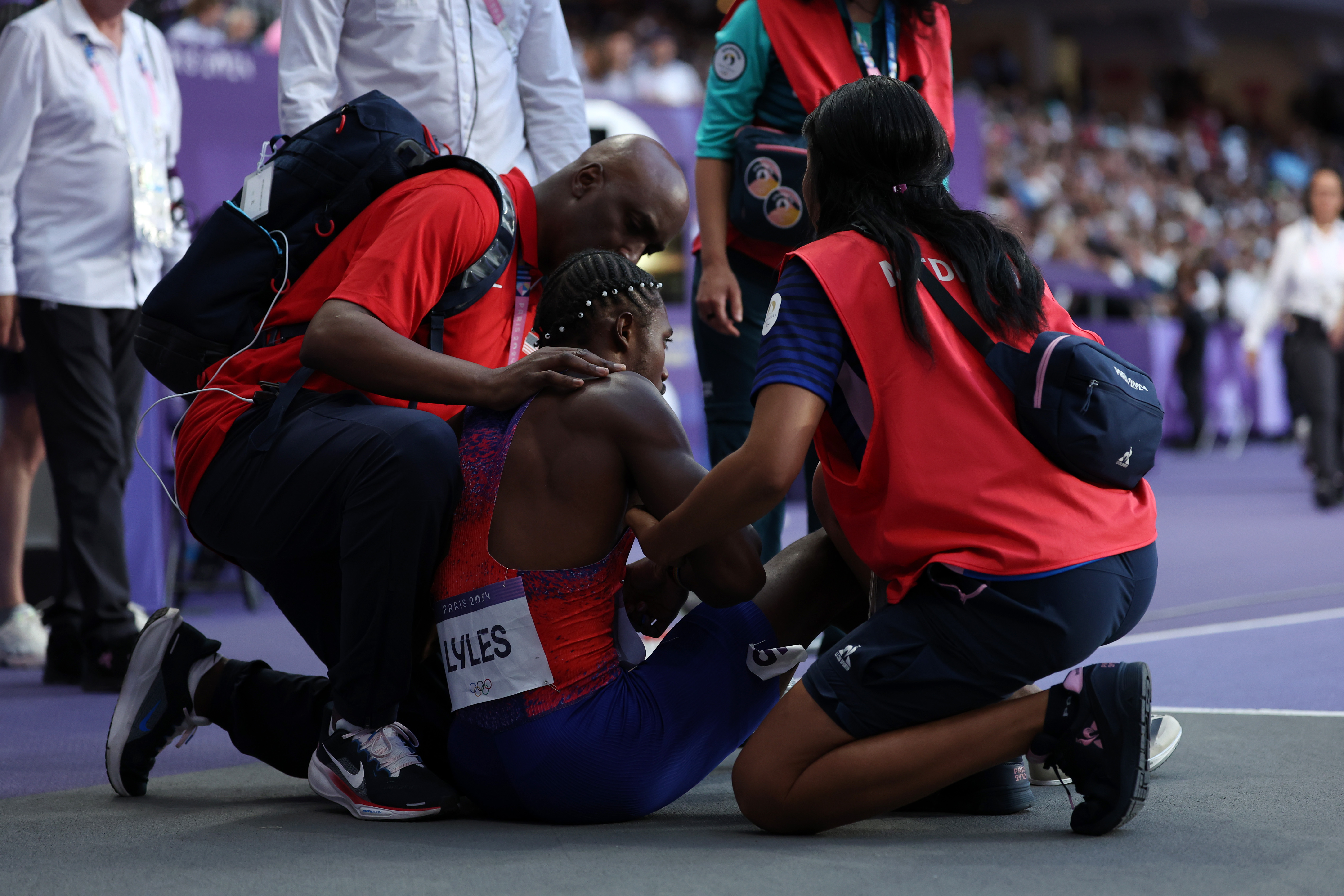 Noah Lyles vom US-Team wird nach dem 200-m-Finale der Männer bei den Olympischen Spielen in Paris am 8. August 2024 medizinisch versorgt | Quelle: Getty Images