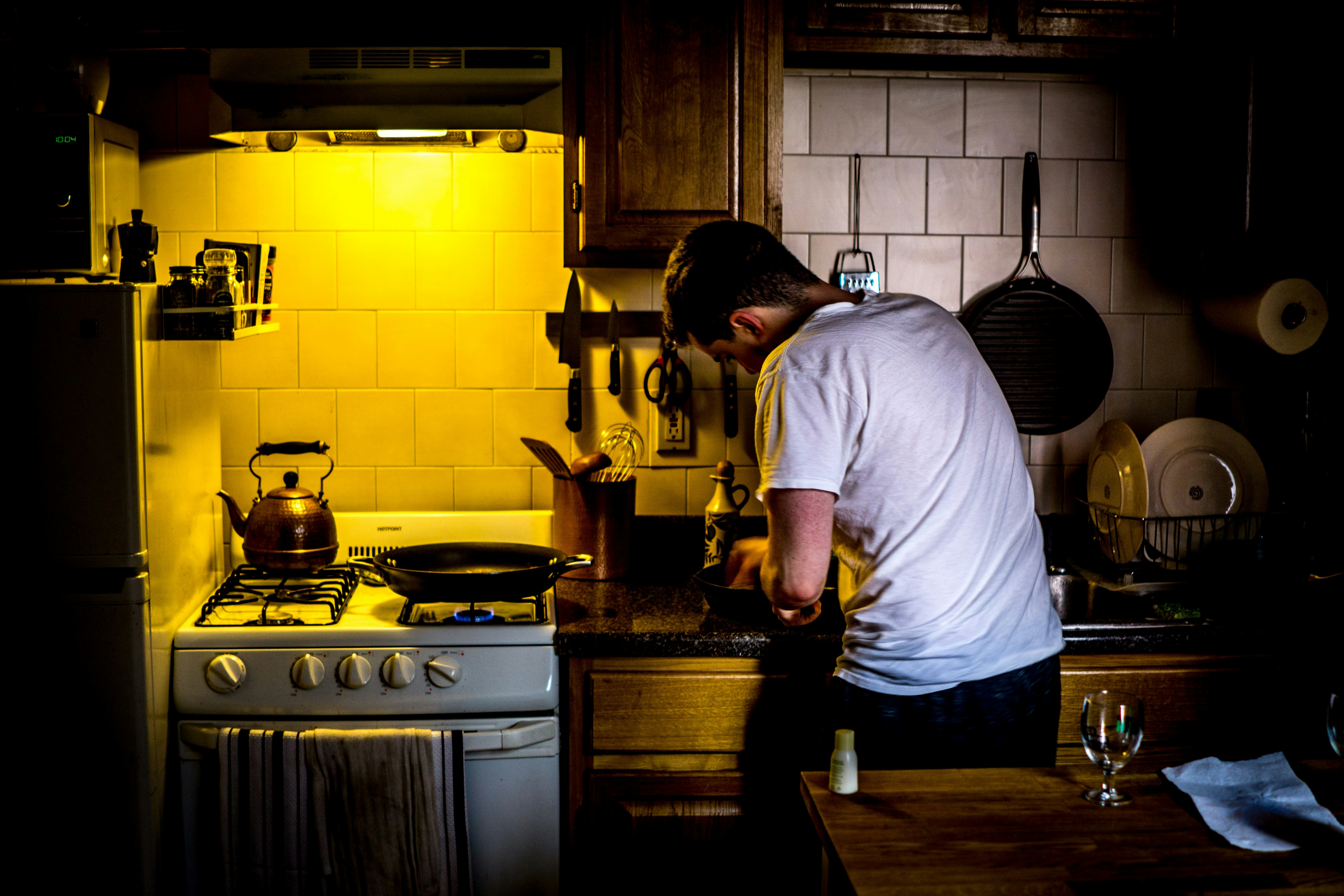 Ein Mann beim Kochen | Quelle: Unplash