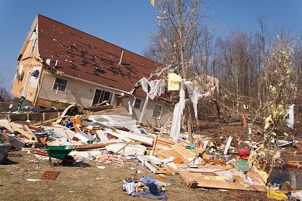 Christine und Maria entdeckten, dass das Haus der alten Frau dem Tornado zum Opfer gefallen war | Quelle: Pexels