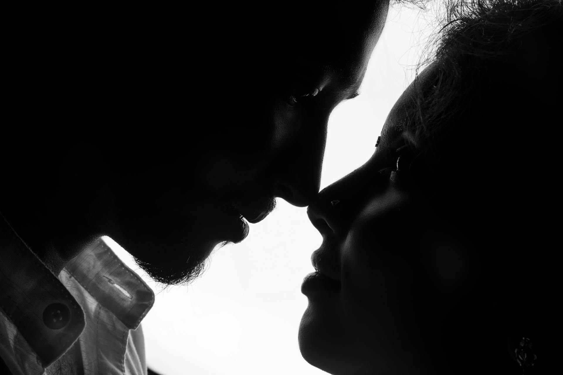 Ein Paar, das sich in die Augen schaut | Quelle: Pexels