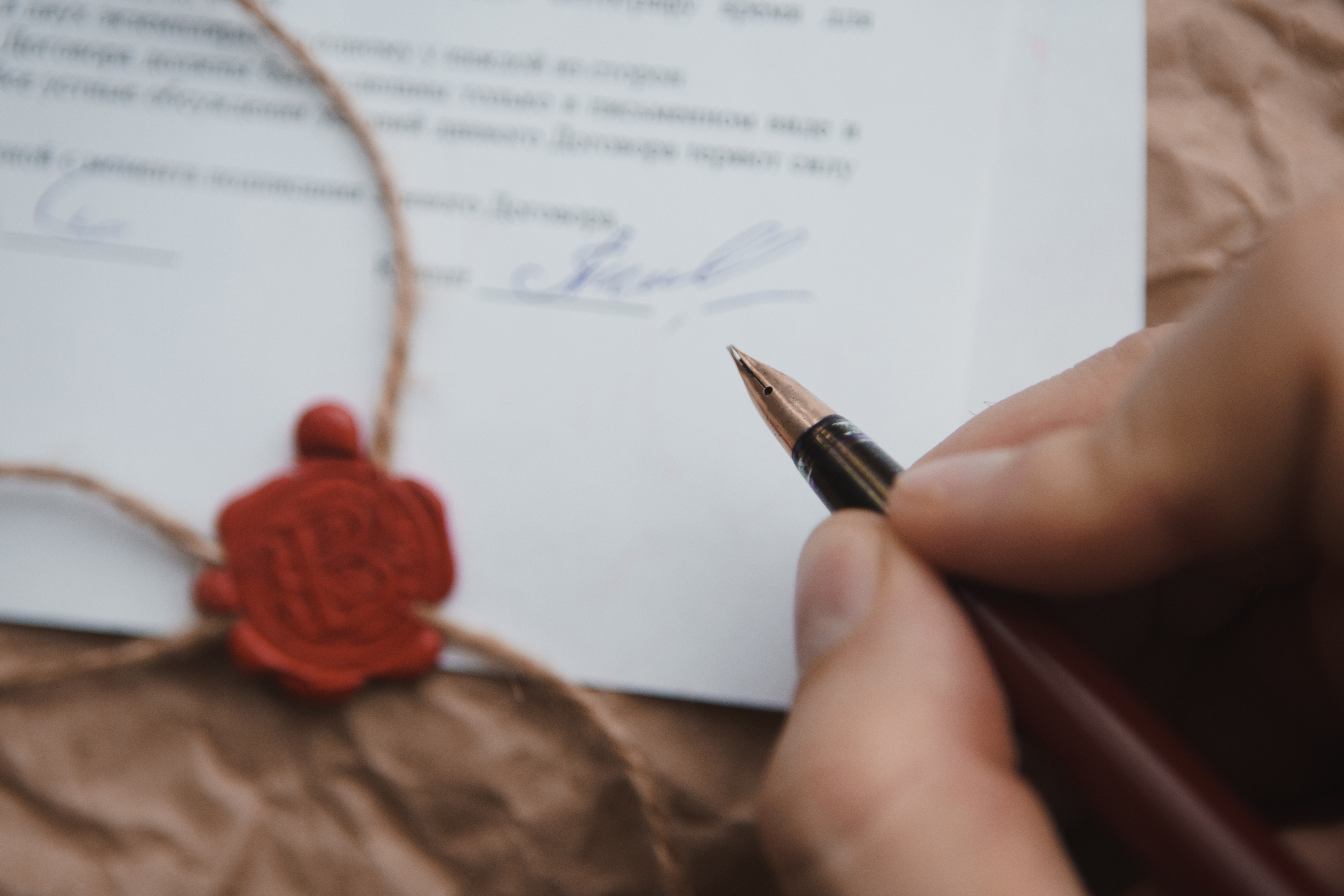 Eine Person unterschreibt ein Dokument | Quelle: Shutterstock