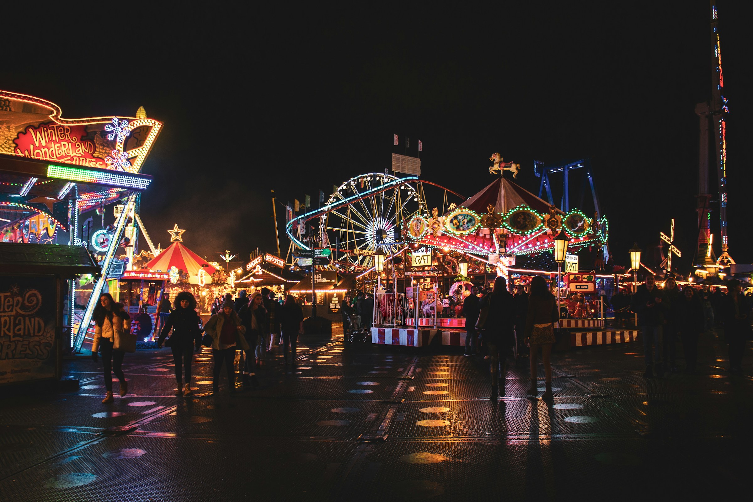 Ein Karneval bei Nacht | Quelle: Unsplash
