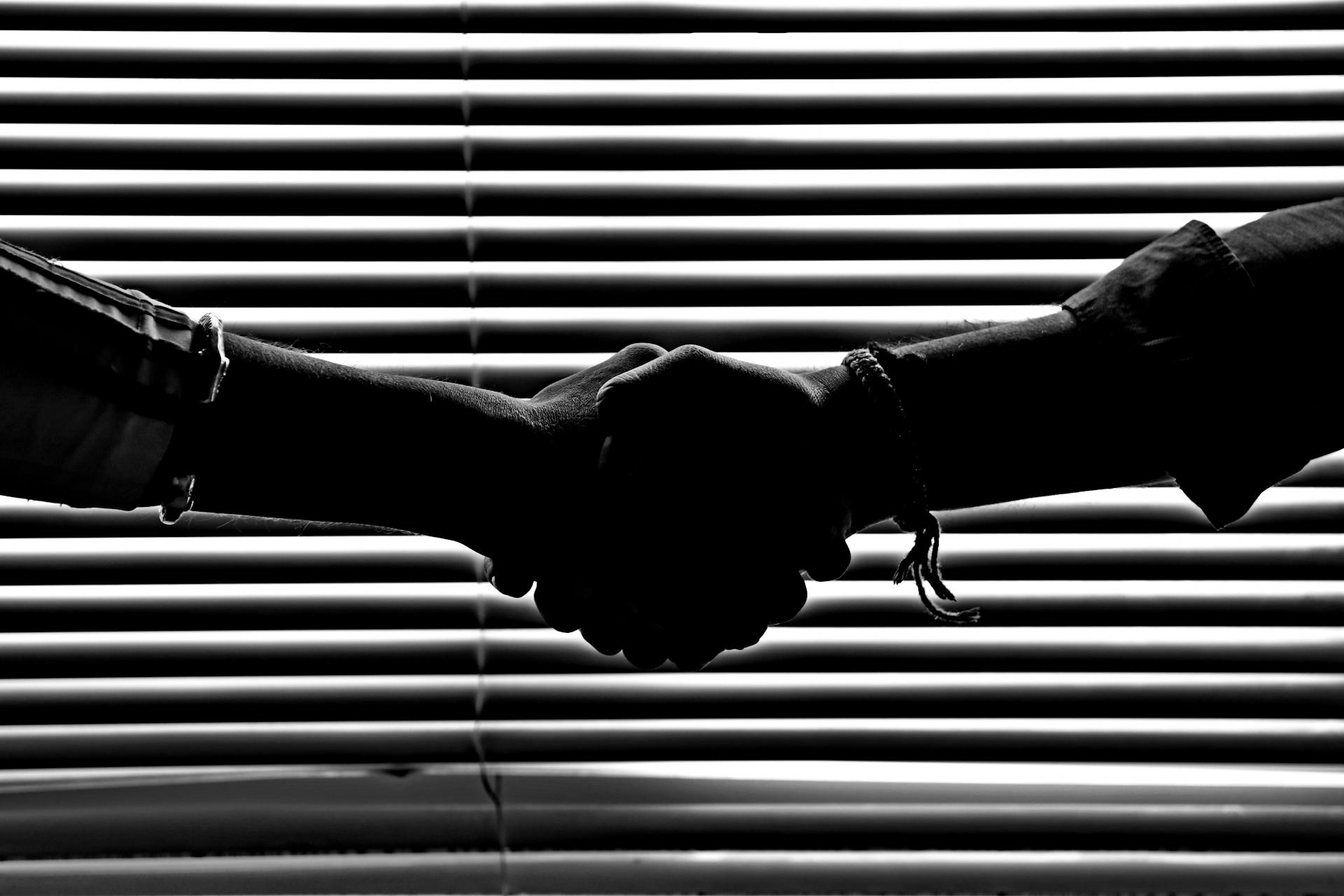 Nahaufnahme von zwei Männern, die sich die Hände schütteln | Quelle: Pexels