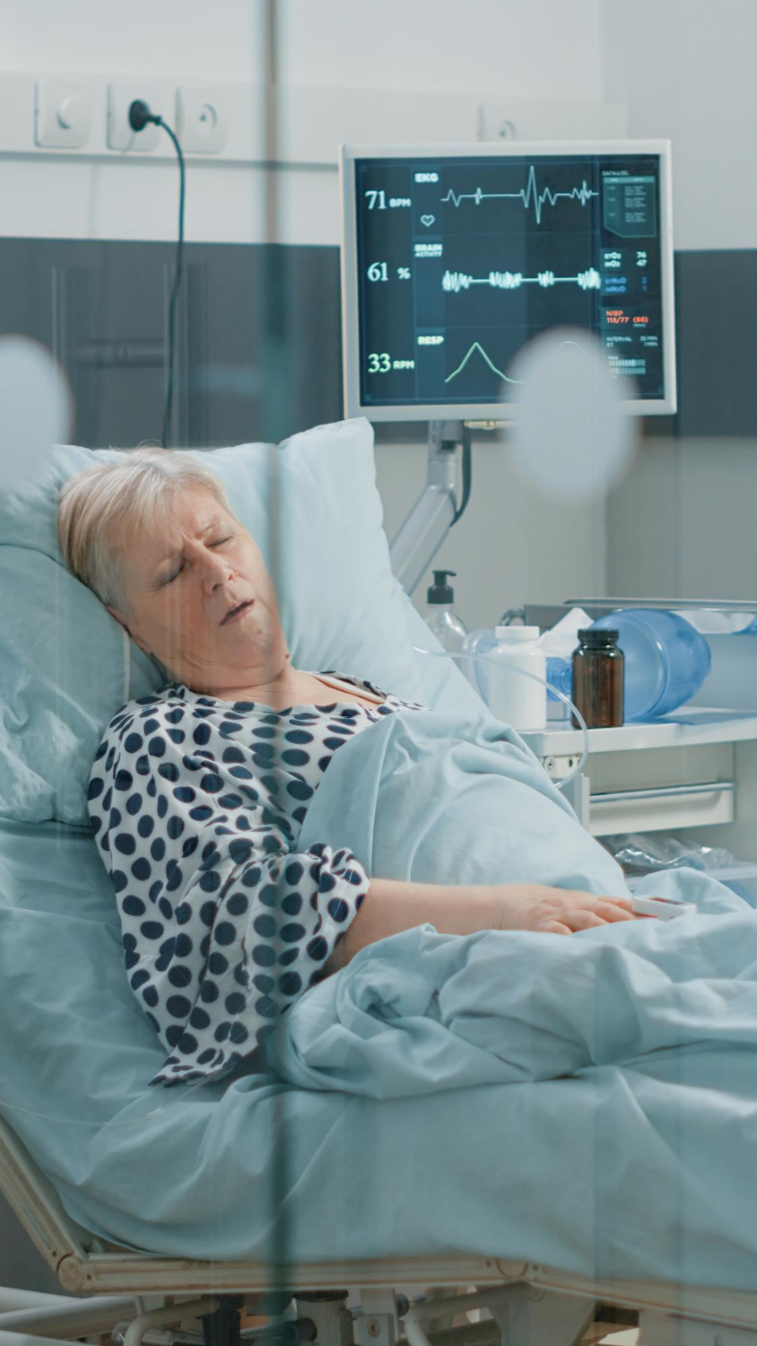 Eine ältere Frau auf der Krankenstation | Quelle: Freepik