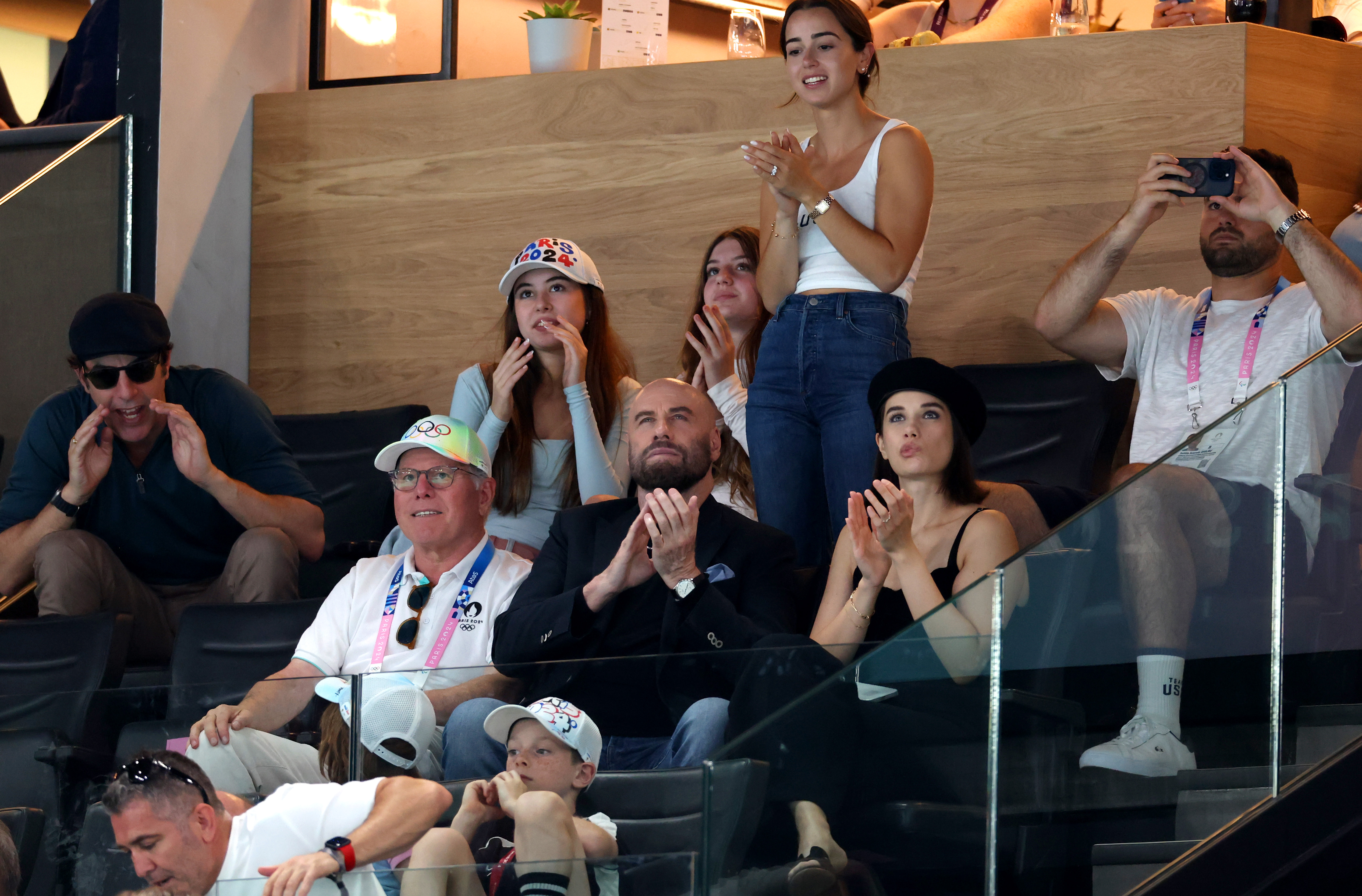 David Zaslav, CEO von Warner Bros. John Travolta und Ella Bleu Travlota beim Finale des Bodenturnens der Männer bei den Olympischen Spielen 2024 in Paris in der Bercy Arena am 03. August 2024 | Quelle: Getty Images