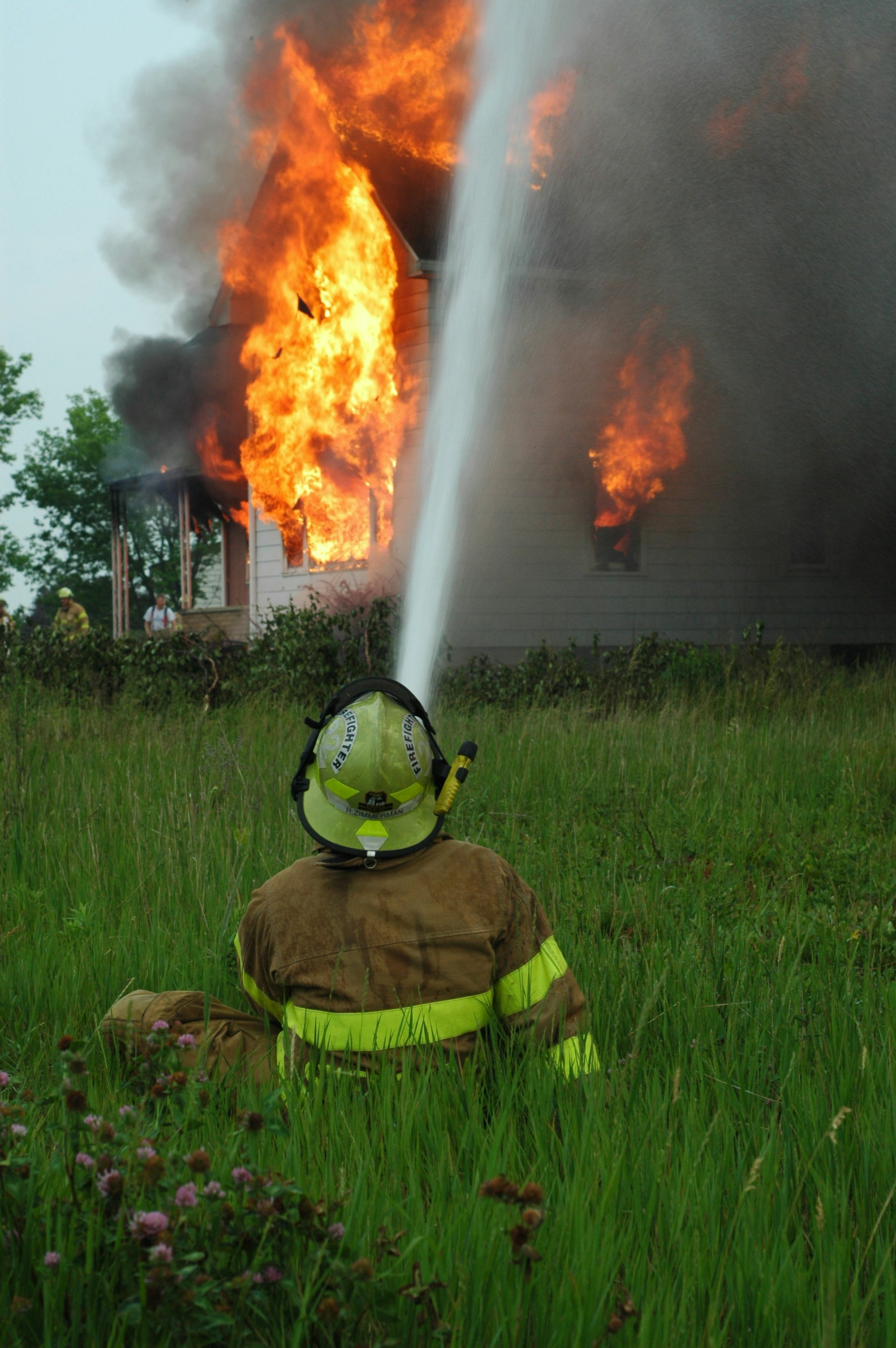 Feuerwehrleute beim Löschen eines Feuers | Quelle: Unsplash