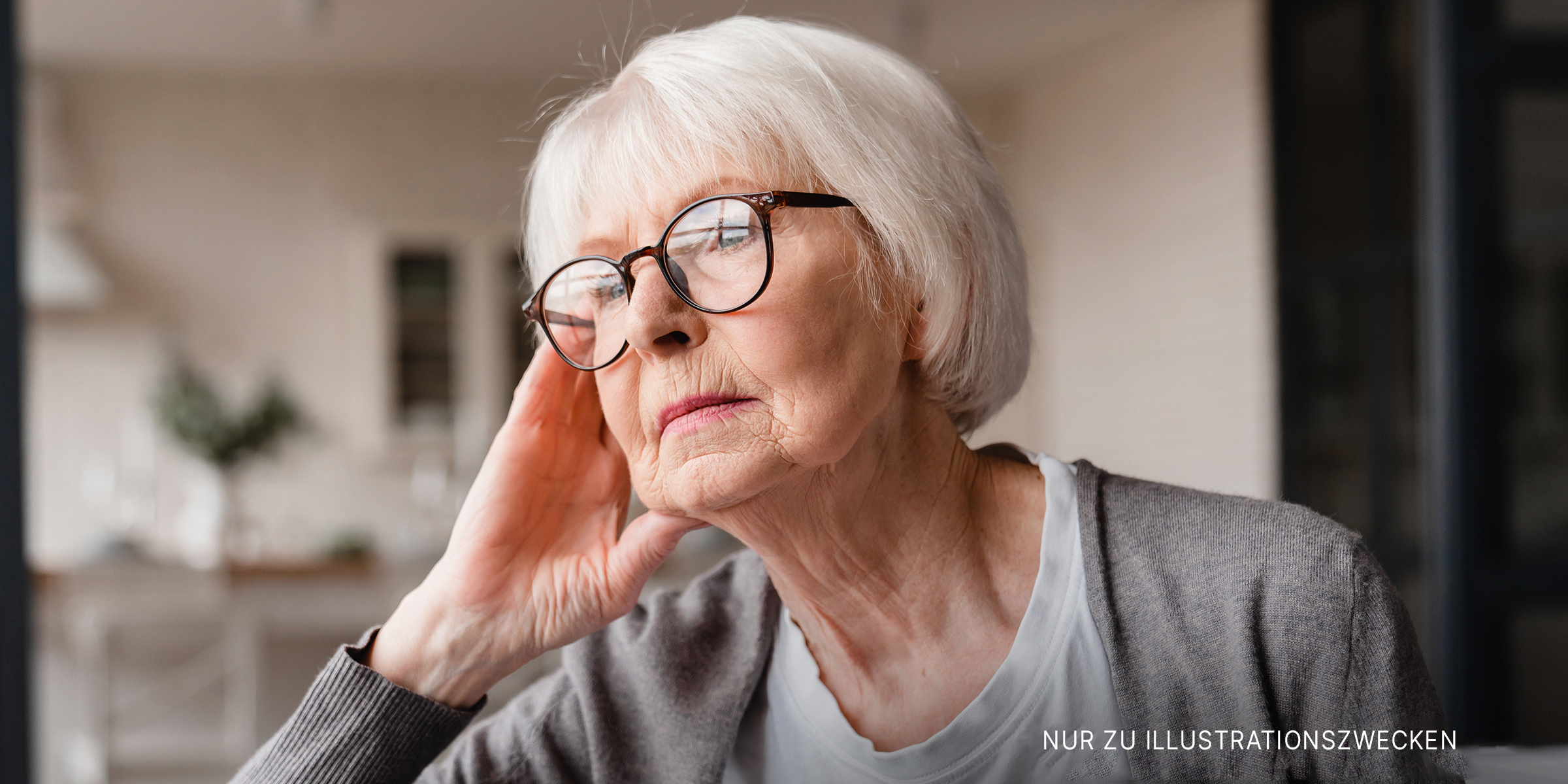 Eine traurige ältere Frau | Quelle: Getty Images