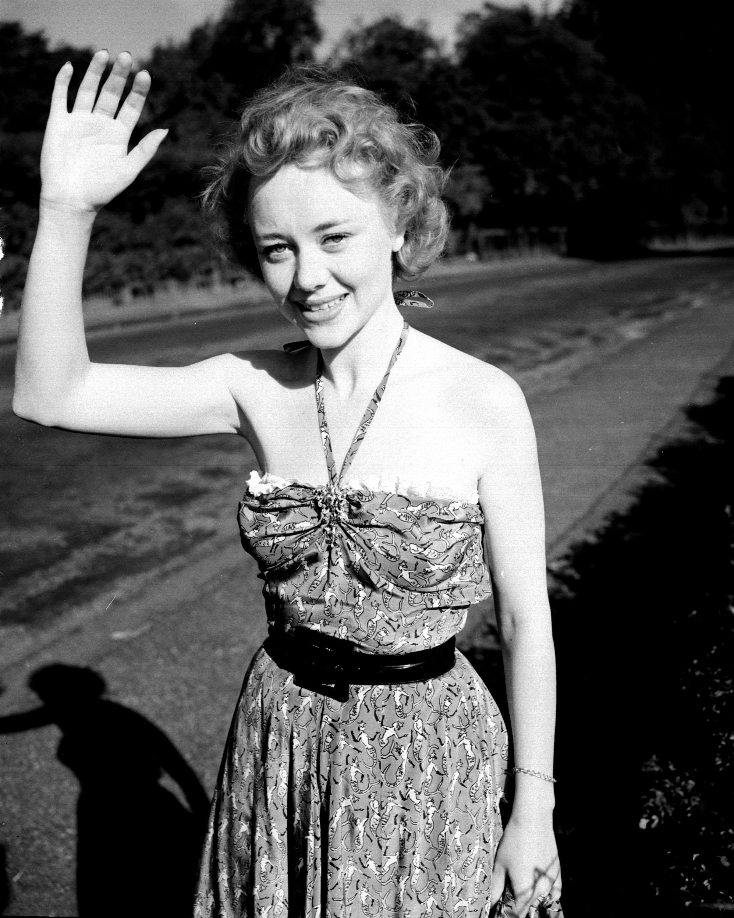 Glynis Johns beim Verlassen ihres Hauses in London, England am 28. Juli 1949 | Quelle: Getty Images