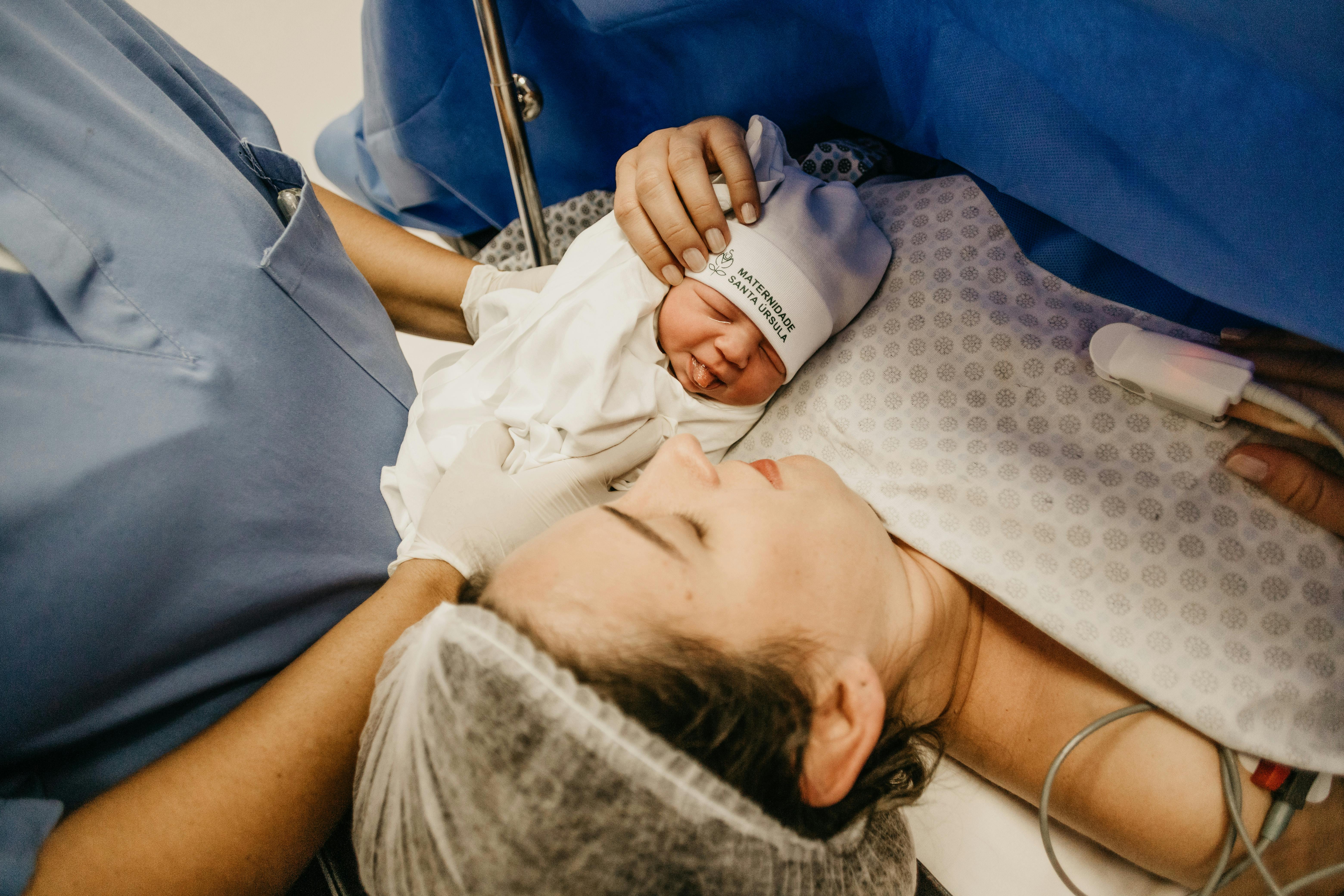 Eine Mutter trifft ihr neugeborenes Baby | Quelle: Pexels