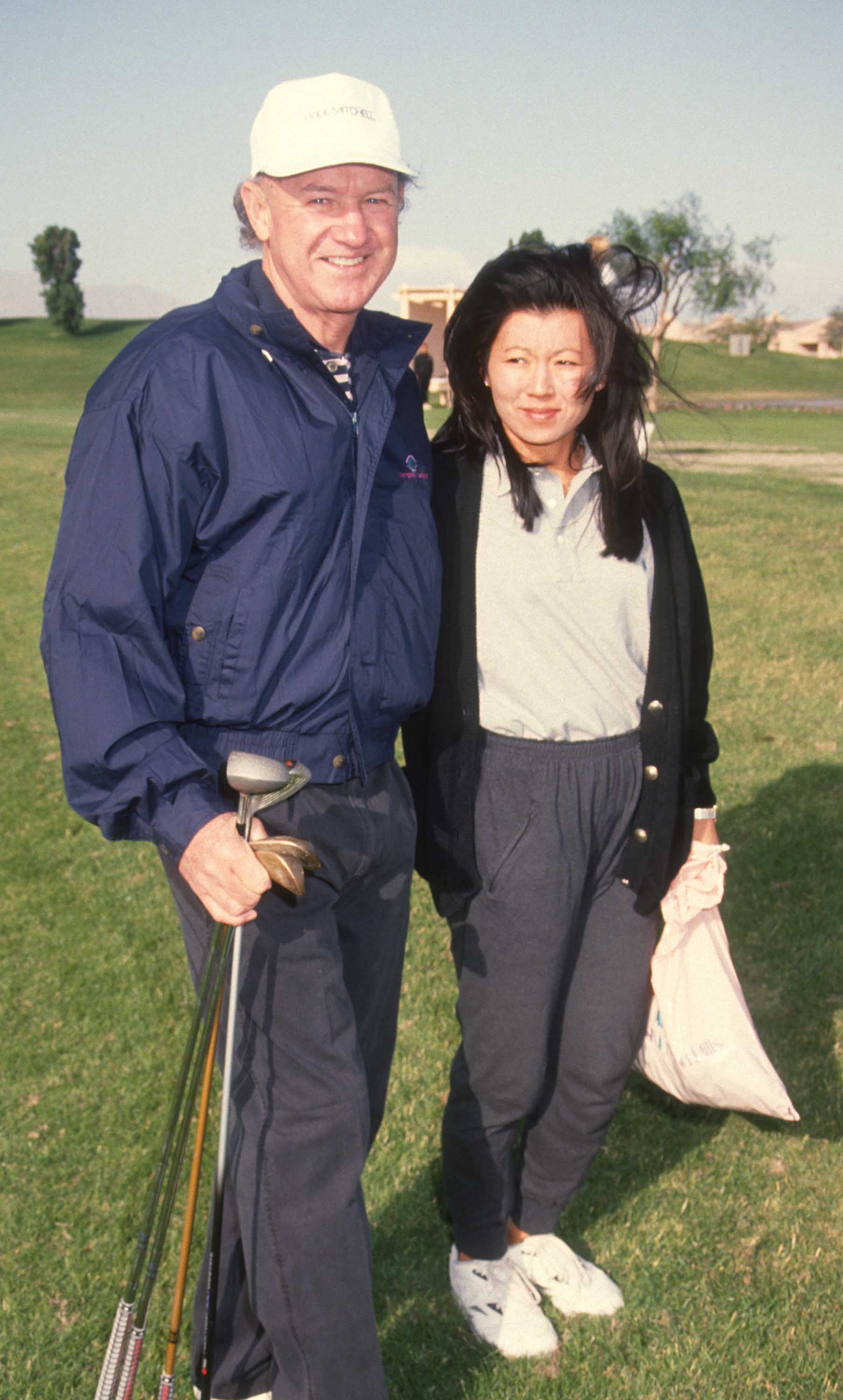 Gene Hackman und Betsy Arakawa beim Mission Hills Celebrity Sports Invitational am 30. November 1991 in Kalifornien. | Quelle: Getty Images