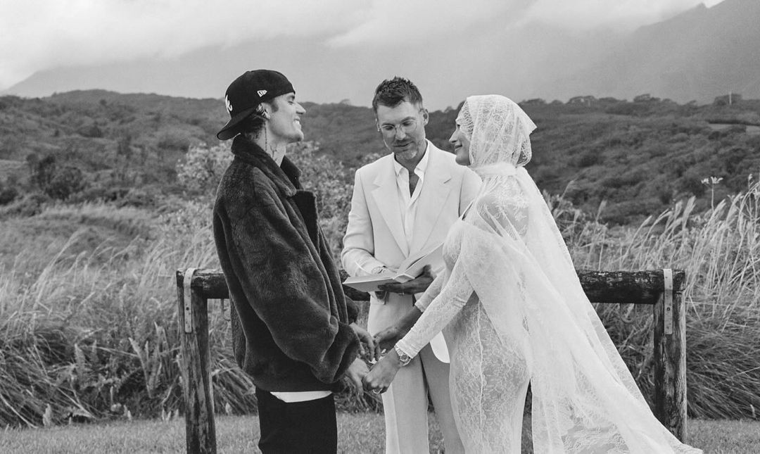 Hailey und Justin Bieber teilen ihre Erneuerung des Eheversprechens in einem Instagram-Post vom 9. Mai 2024 | Quelle: Instagram/justinbieber/