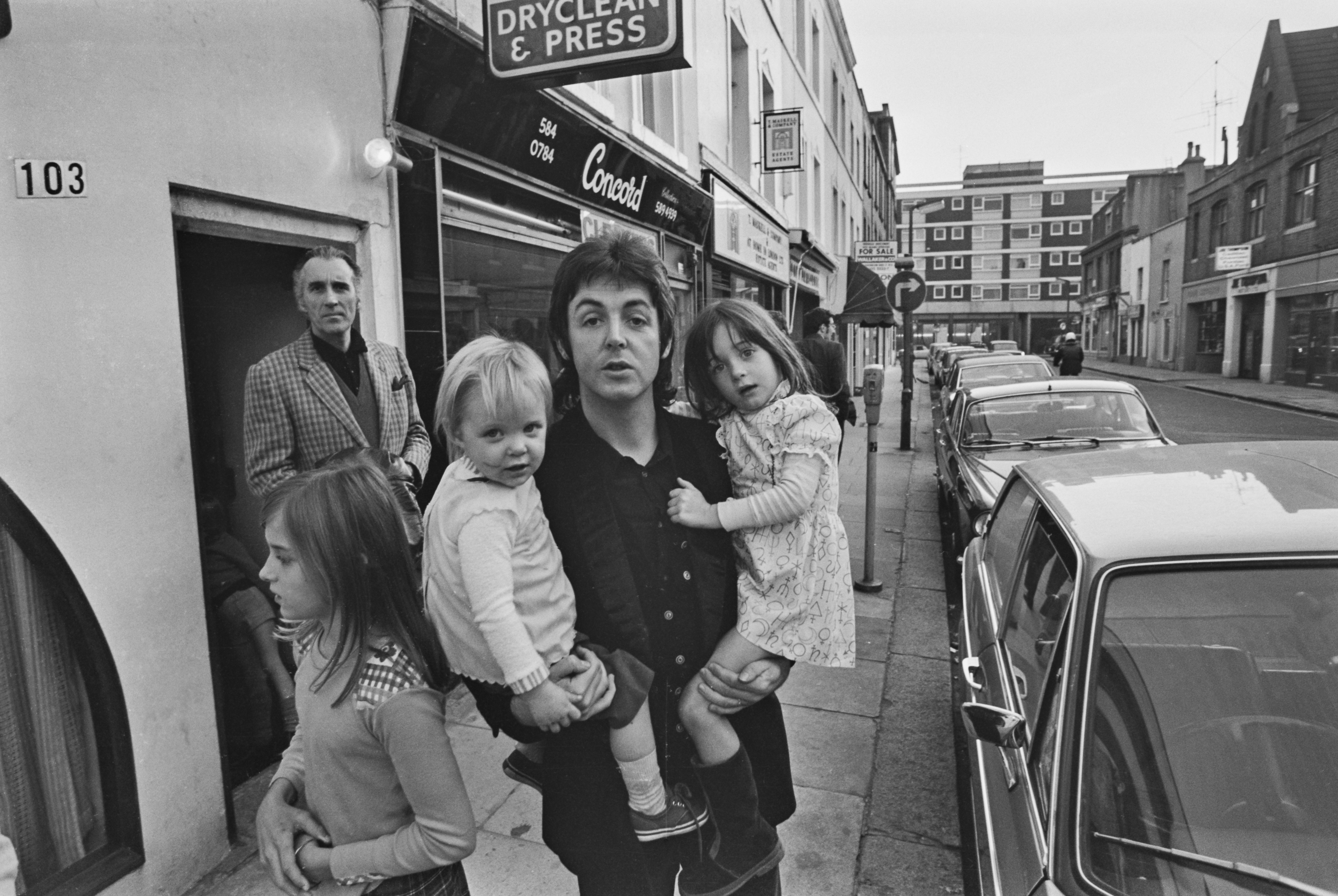 Paul McCartney mit seinen Töchtern am 28. Oktober 1973 in London, England | Quelle: Getty Images