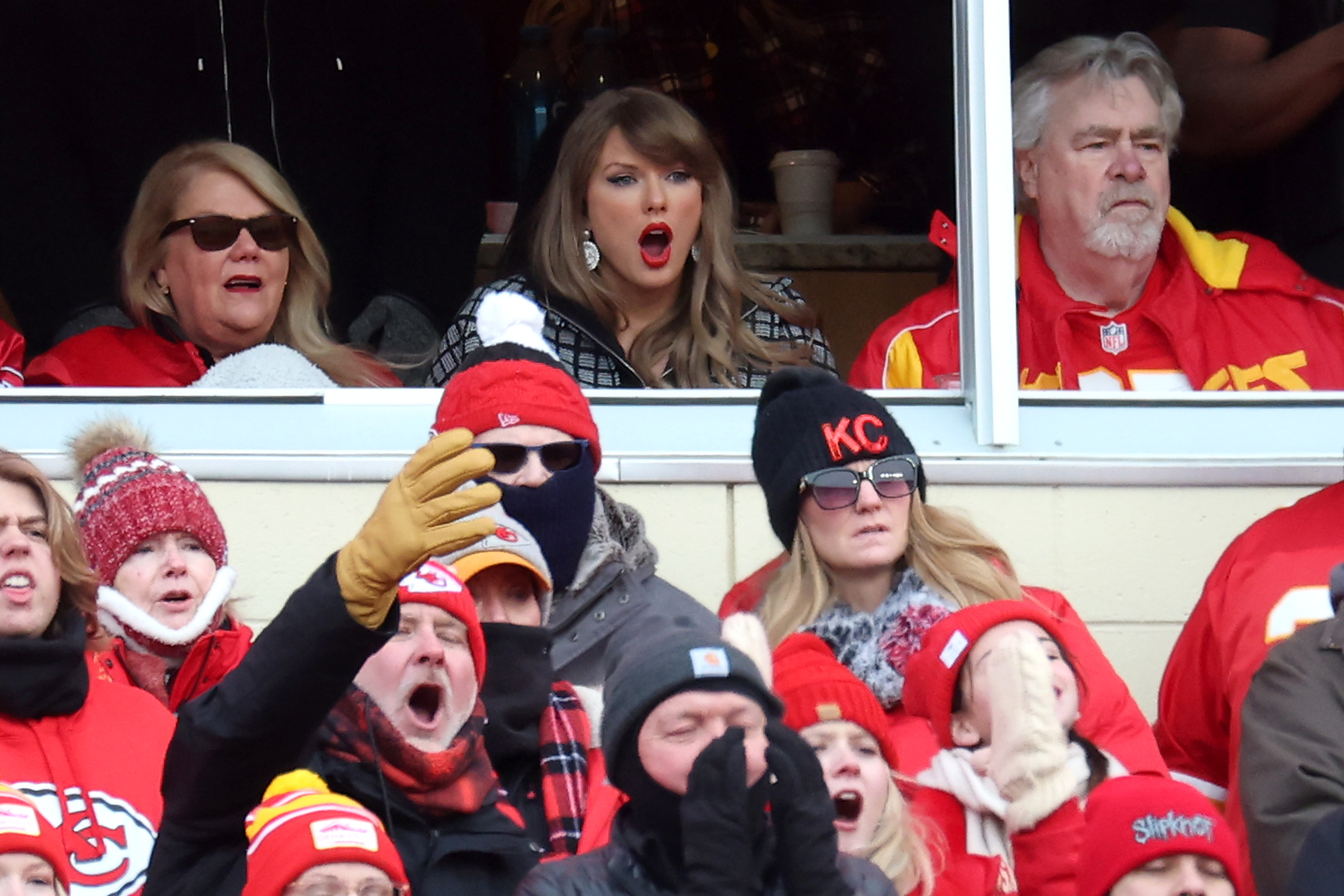 Die Singer-Songwriterin Taylor Swift, ihre Mutter Andrea Swift und ihr Vater Scott Kingsley Swift sehen sich das AFC Divisional Playoff zwischen den Houston Texans und den Kansas City Chiefs am 18. Januar 2025 in Kansas City, Missouri an | Quelle: Getty Images