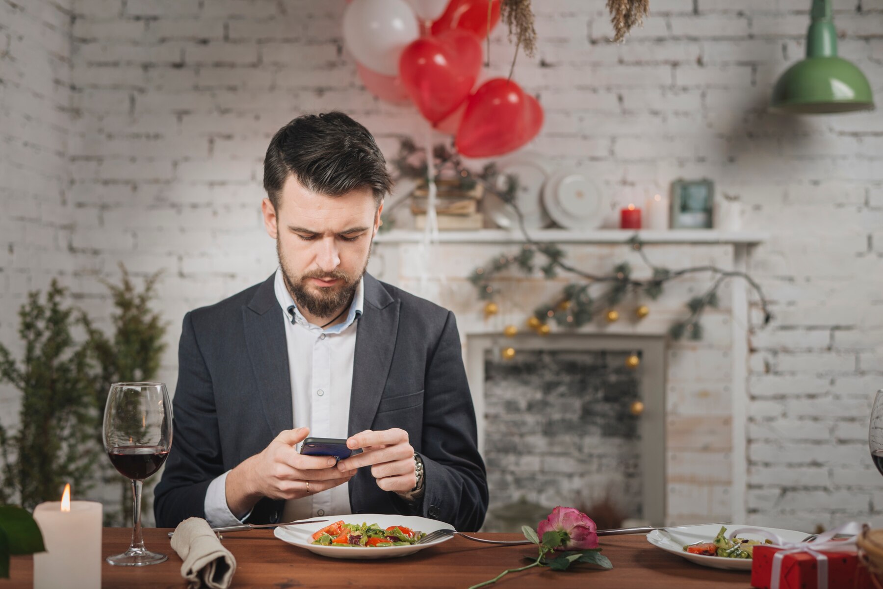 Besorgter Mann bei einem Weihnachtsessen | Quelle: Freepik