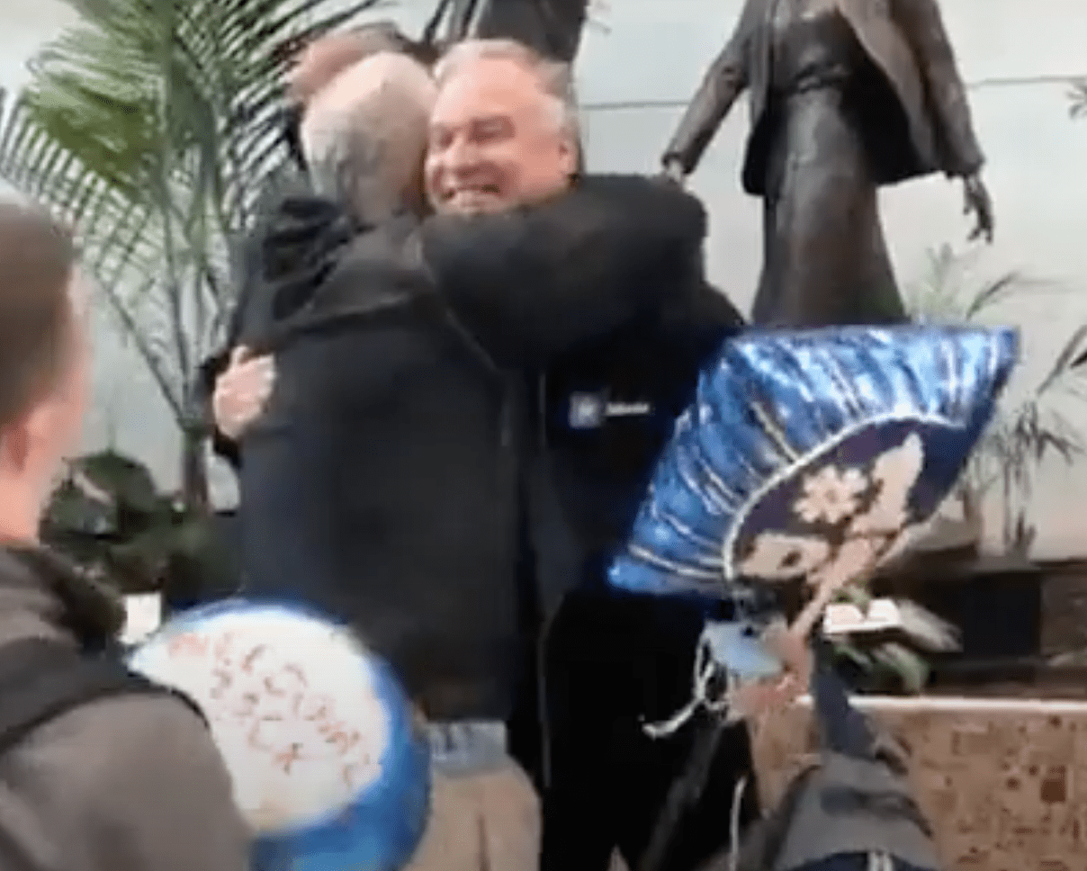 Vater trifft sich nach 57 Jahren endlich wieder mit seinem Sohn. | Quelle: Youtube.com/WPDENewsChannel15