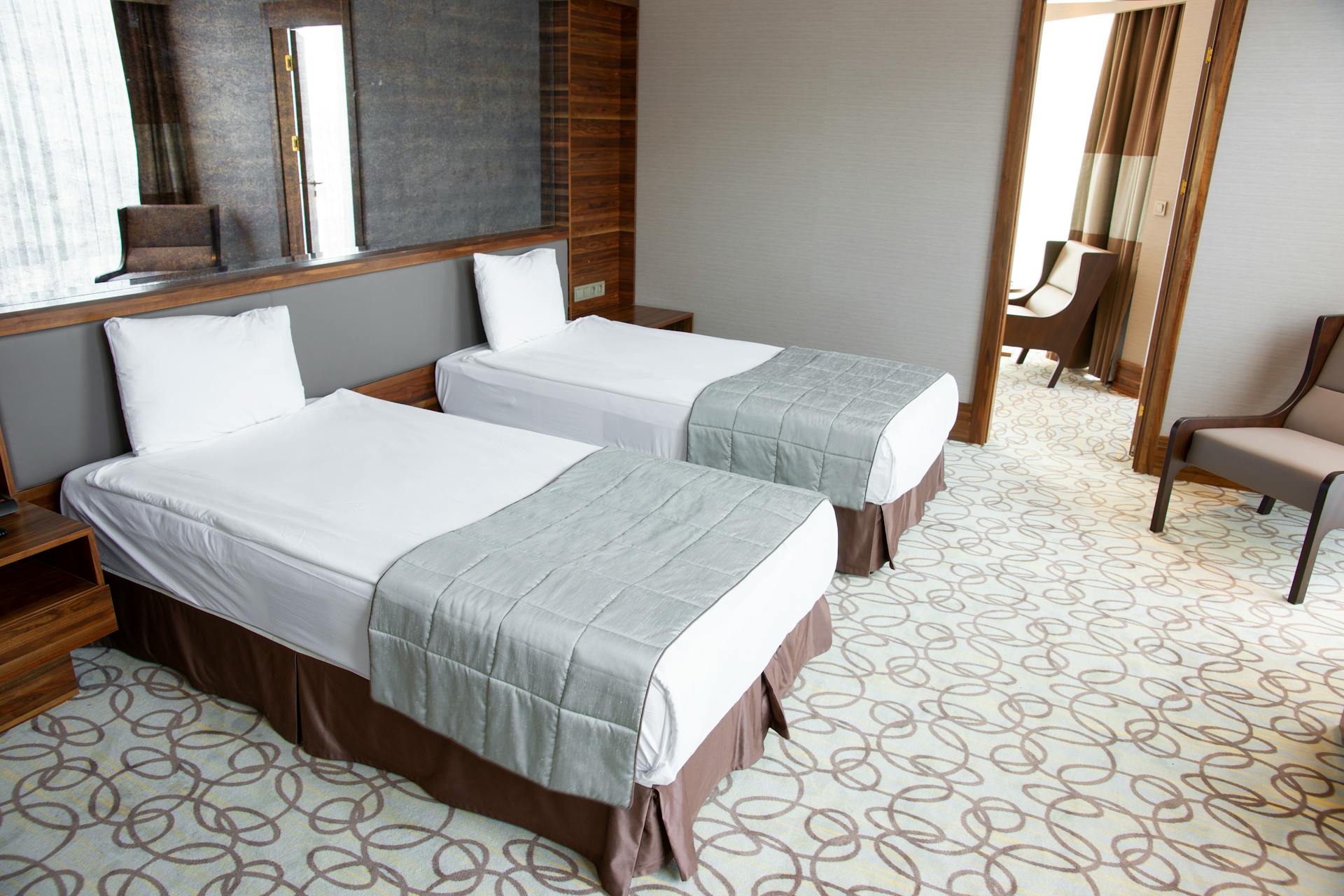 Betten in einem Hotelzimmer | Quelle: Pexels