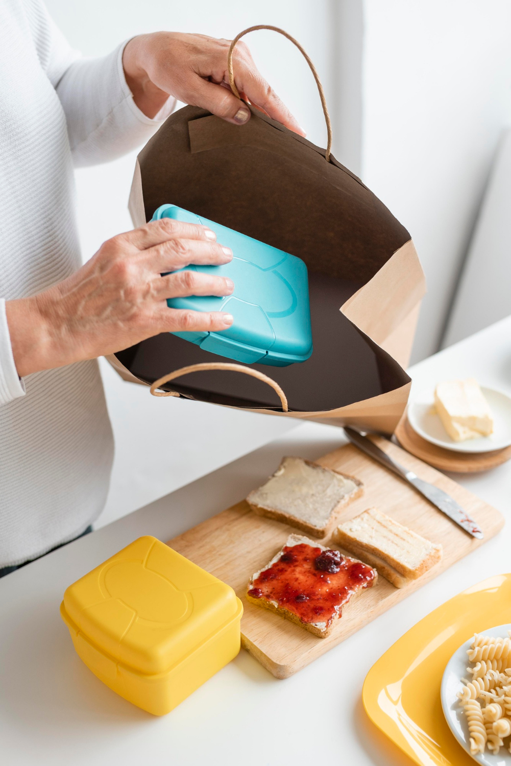 Eine ältere Frau packt ihr Mittagessen ein | Quelle: Freepik