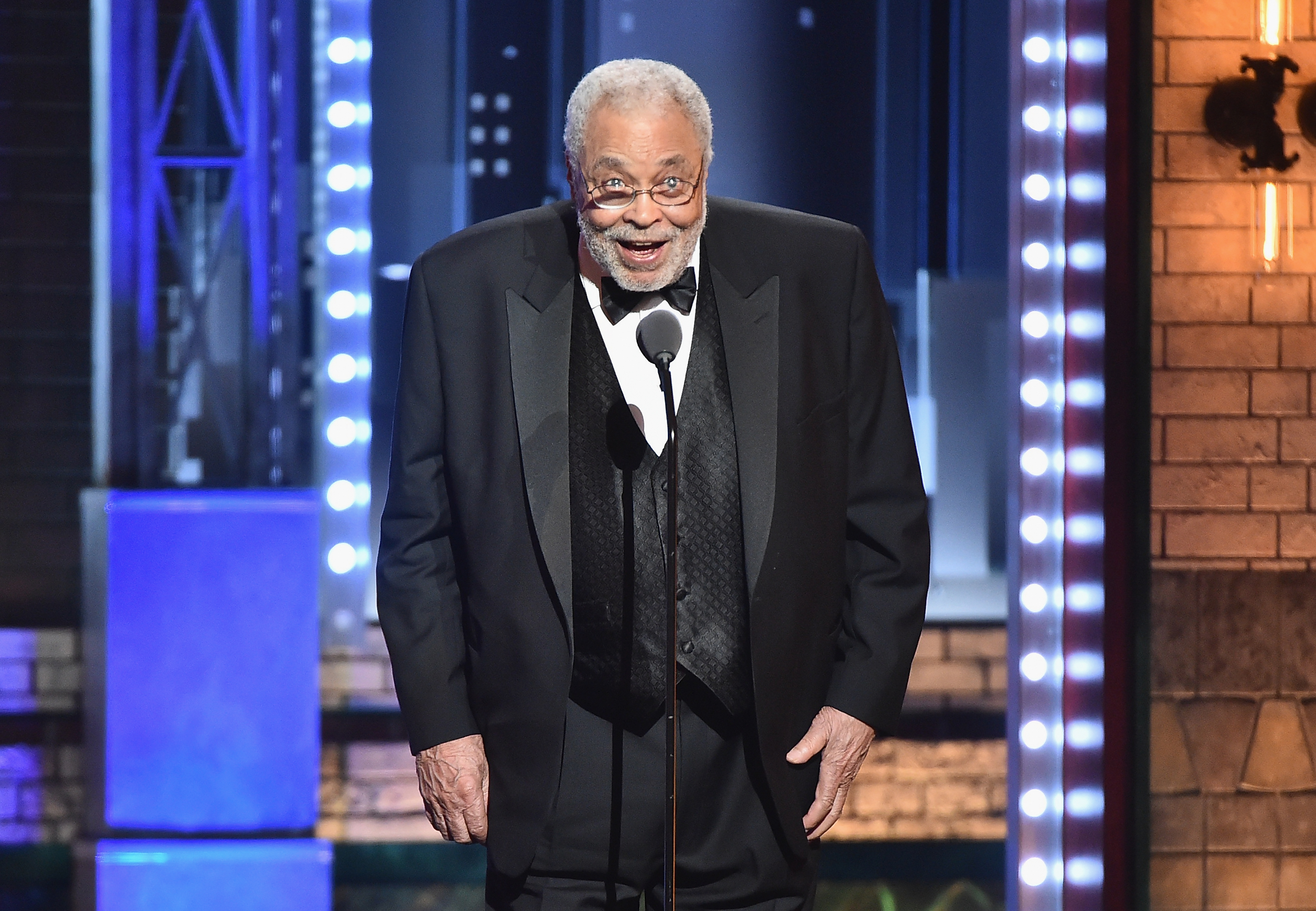 James Earl Jones nimmt während der Tony Awards 2017 am 11. Juni in New York den Special Tony Award for Lifetime Achievement entgegen. | Quelle: Getty Images