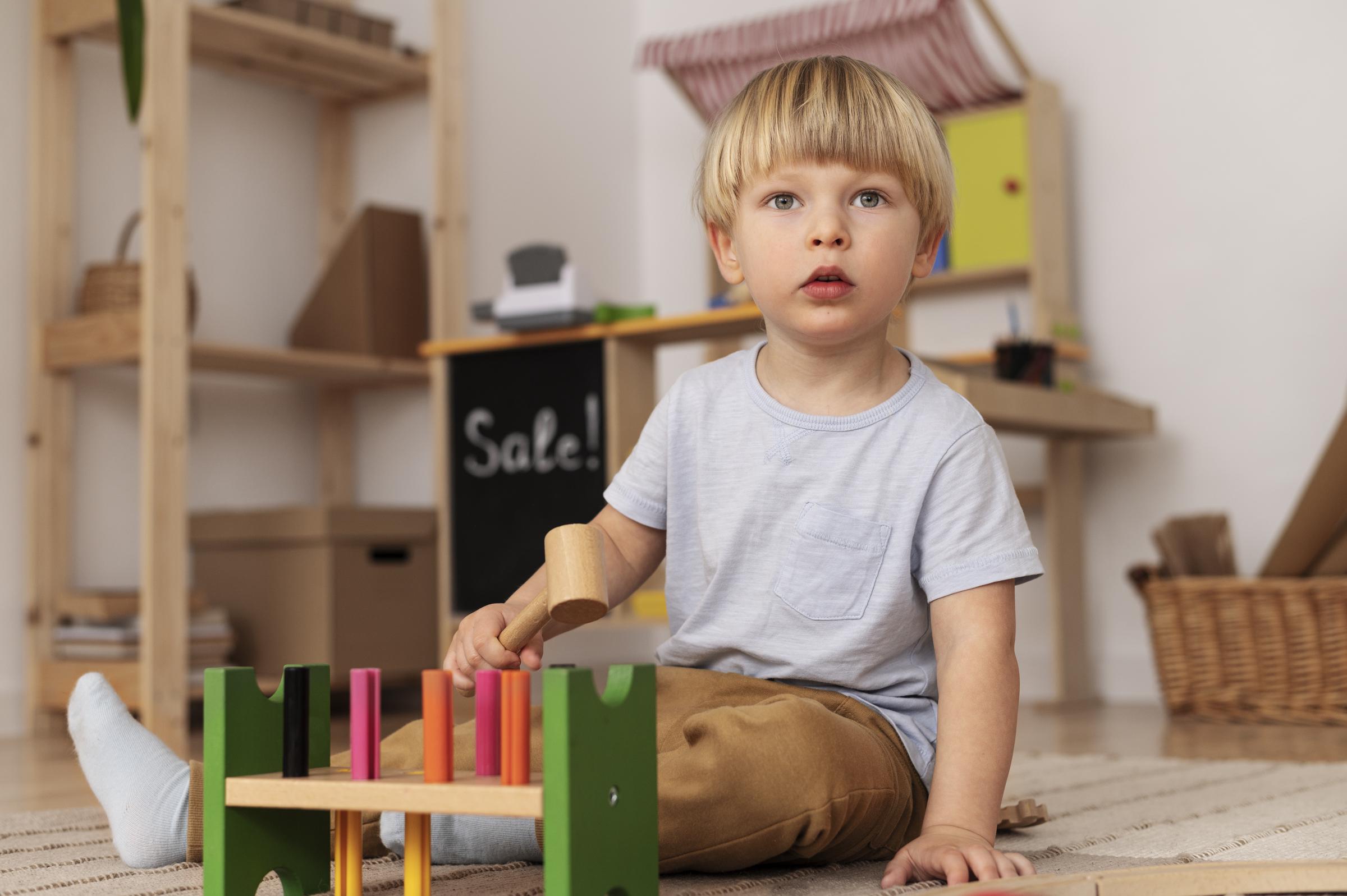 Ein Kind, das mit Spielzeug spielt | Quelle: Magnific