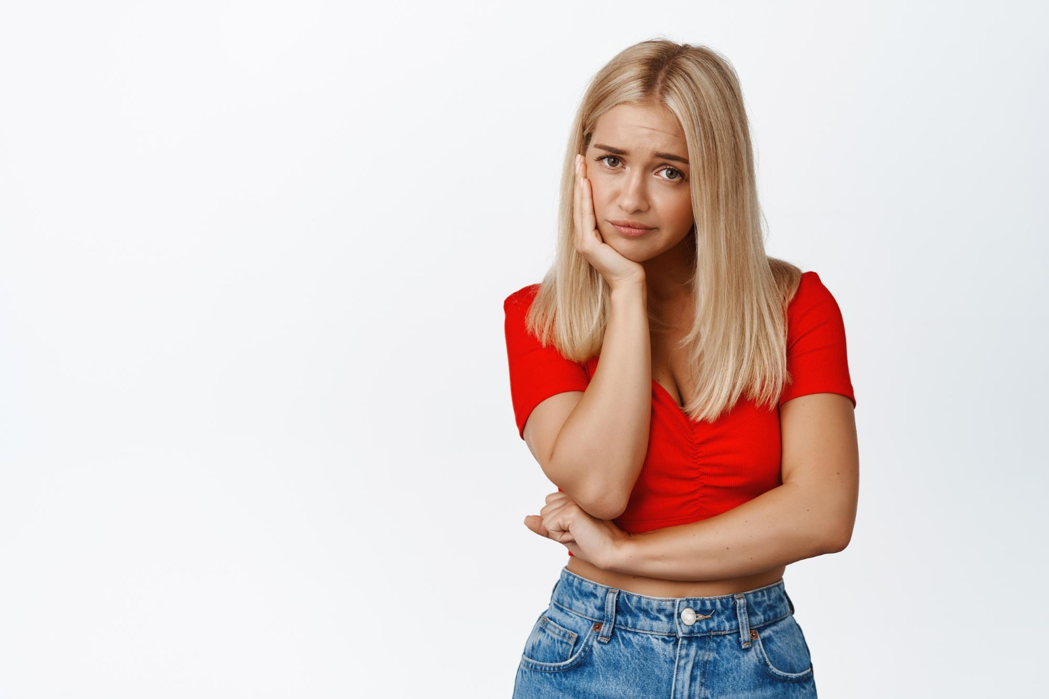 Eine verärgerte junge Frau | Quelle: Freepik