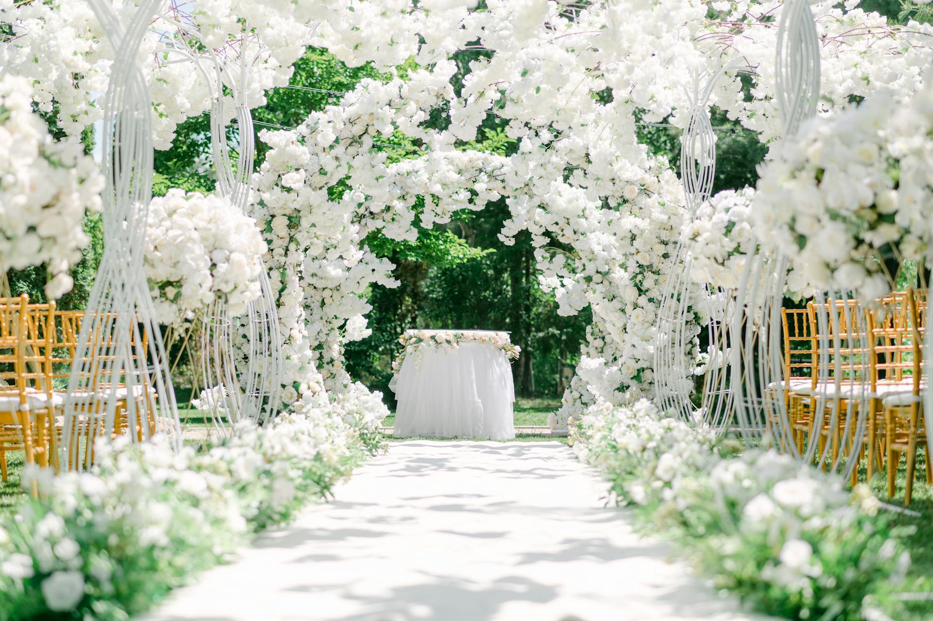 Ein Hochzeitsaufbau in einem Garten | Quelle: Pexels