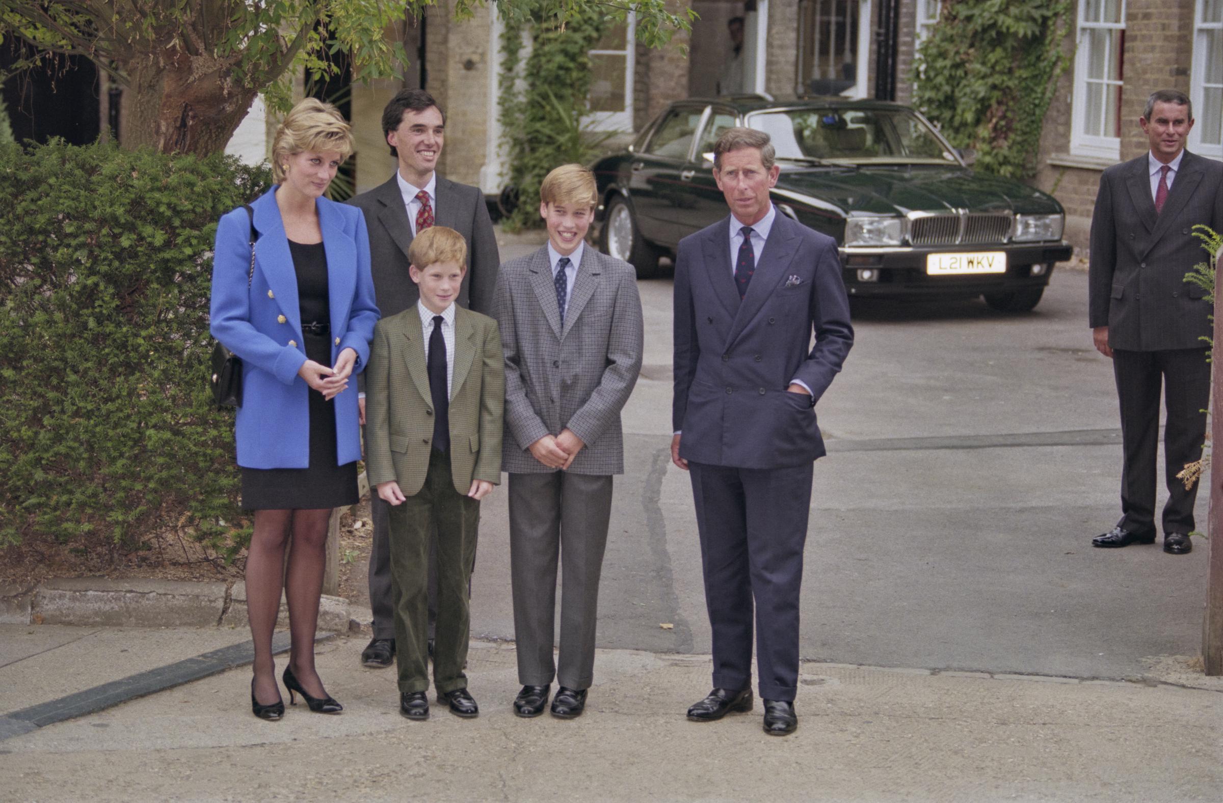 William kam 1995 zusammen mit der verstorbenen Diana, Prinzessin von Wales, seinem Vater, dem heutigen König Charles III., und Prinz Harry nach Eton. Jahrzehnte später kehrte William anlässlich von Georges erstem Schultag an die Schule zurück. | Quelle: Getty Images