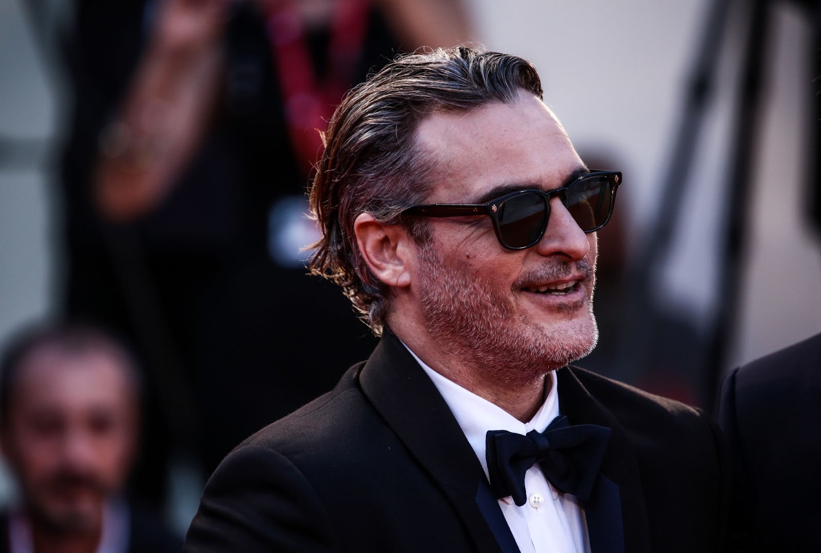 Am 31. August 2019 nahm Joaquin Phoenix an den 76. Filmfestspielen von Venedig teil und zog das Publikum mit seiner intensiven Präsenz in seinen Bann, während er für "Joker" warb, eine Darstellung, die ihm später einen Oscar einbringen sollte. | Quelle: Getty Images