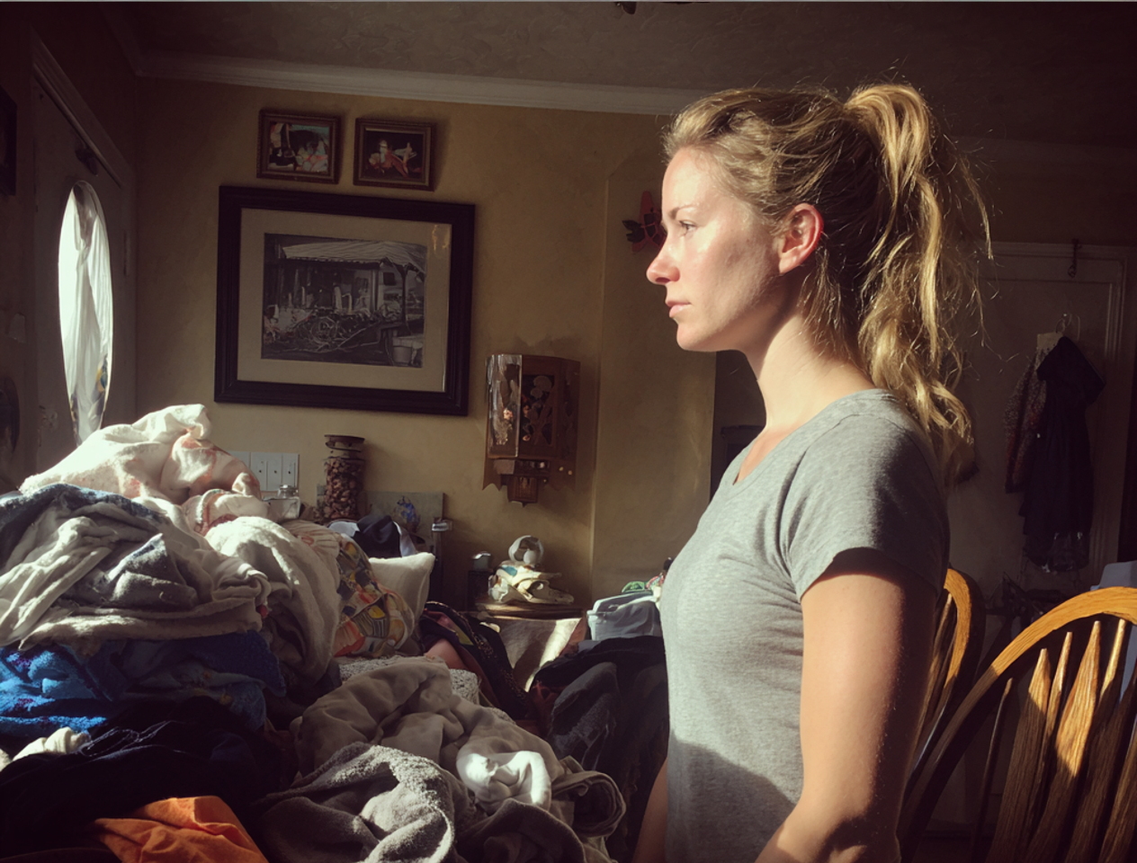 Eine Frau faltet Wäsche in einem Esszimmer | Quelle: Midjourney