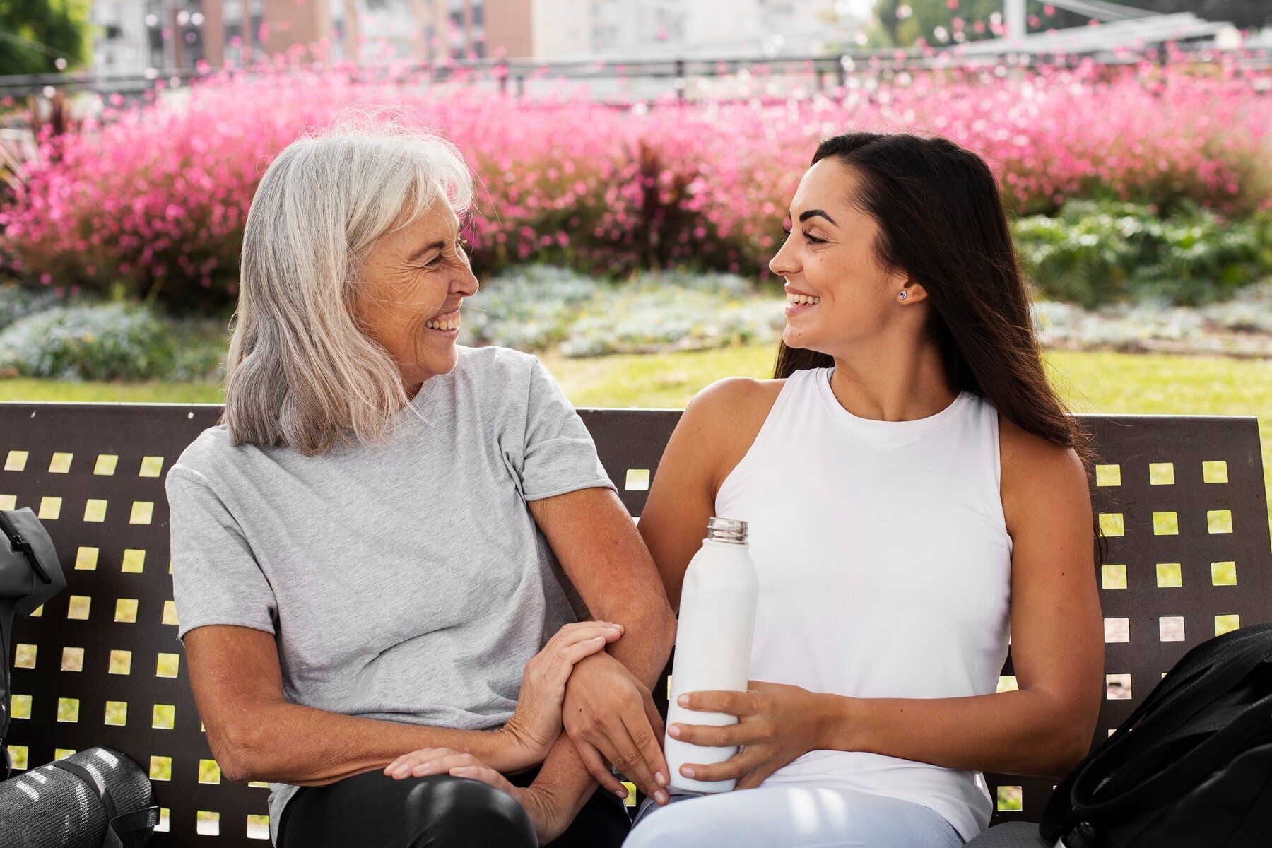 Zwei Frauen unterhalten sich im Garten | Quelle: Freepik