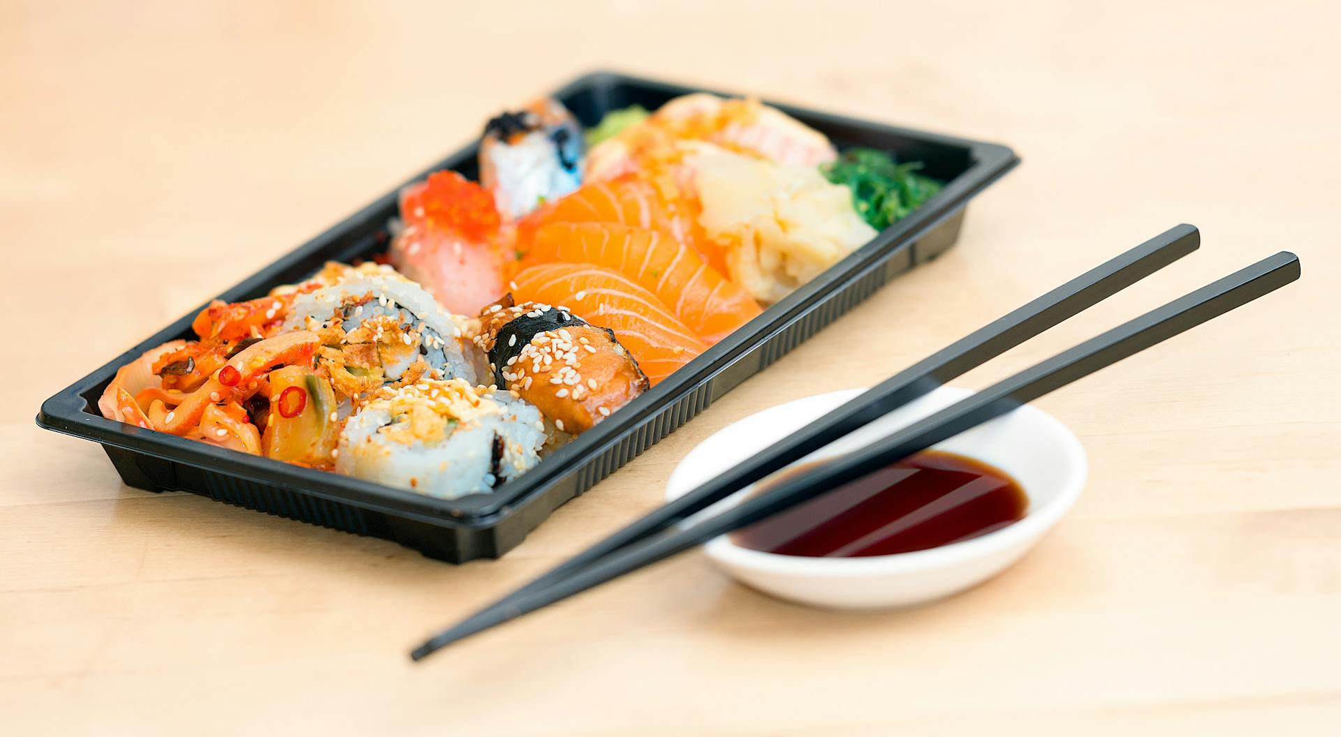 Sushi in einem Takeout-Container | Quelle: Pexels