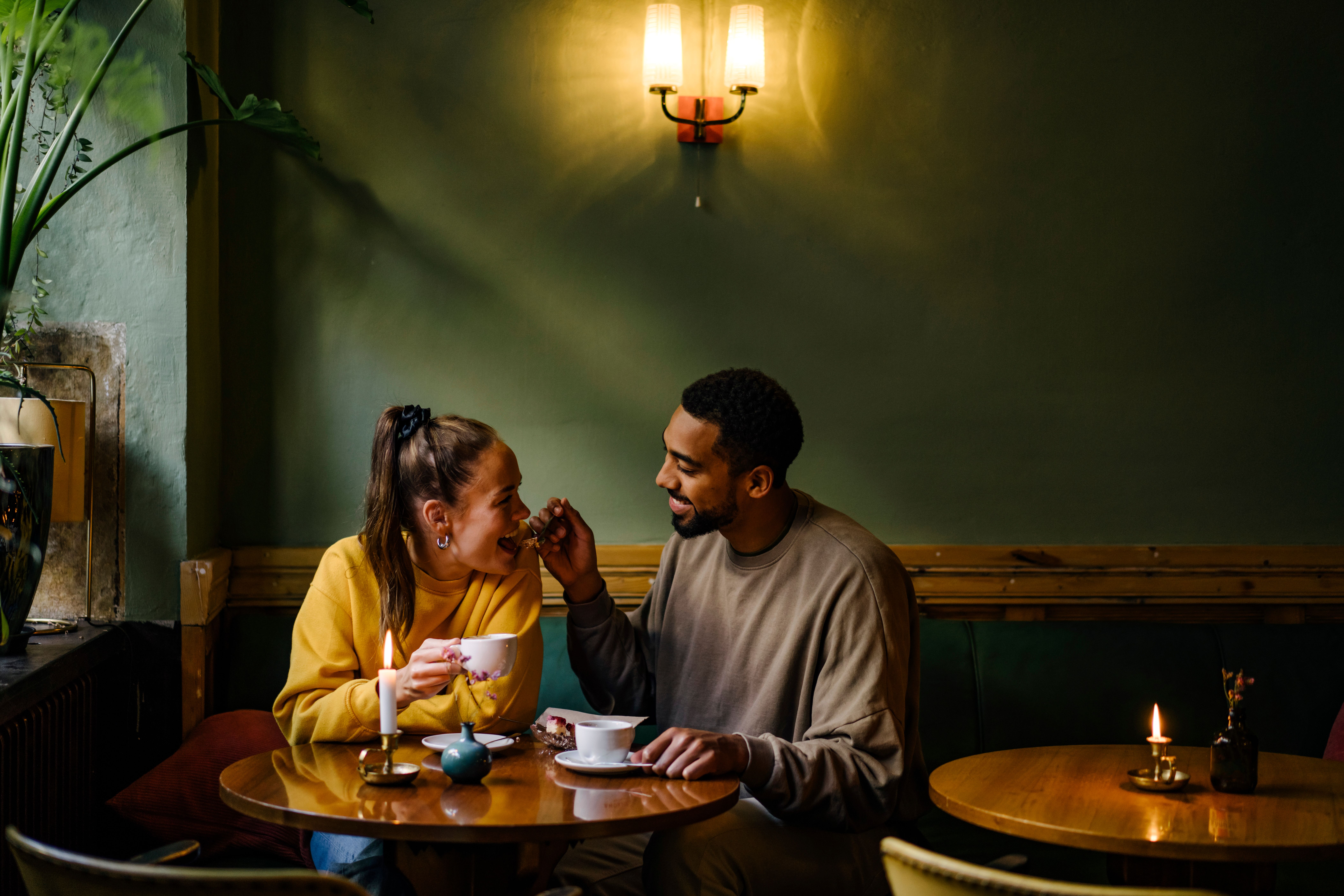 Ein Paar, das sich bei einem Kaffee kennenlernt. | Quelle: Getty Images