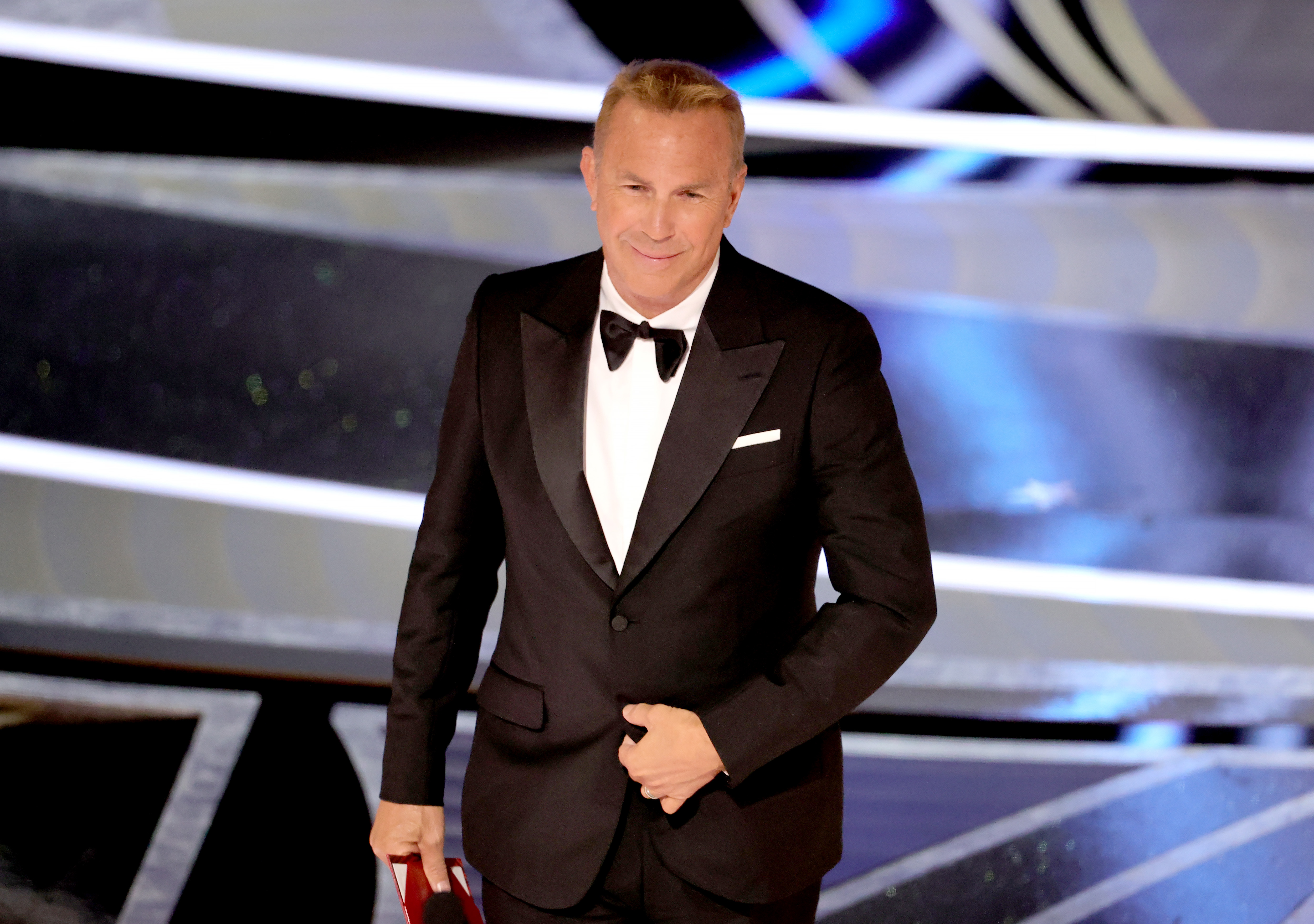 Kevin Costner spricht auf der Bühne während der 94th Annual Academy Awards in Hollywood, Kalifornien, am 27. März 2022. | Quelle: Getty Images