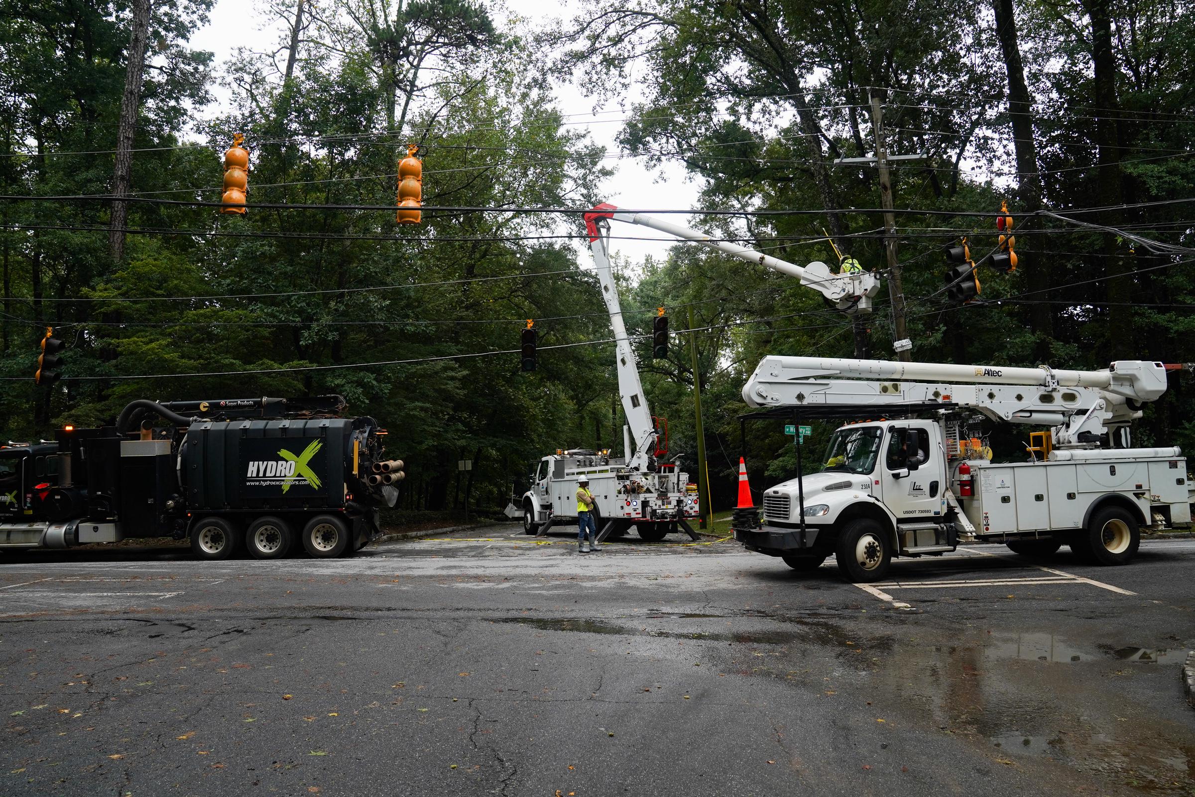 Ein Baum und eine Stromleitung liegen quer über einer Straße in Buckhead, nachdem Hurrikan Helene über Nacht schwere Regenfälle in Atlanta, Georgia, mit sich gebracht hat, am 27. September 2024 | Quelle: Getty Images