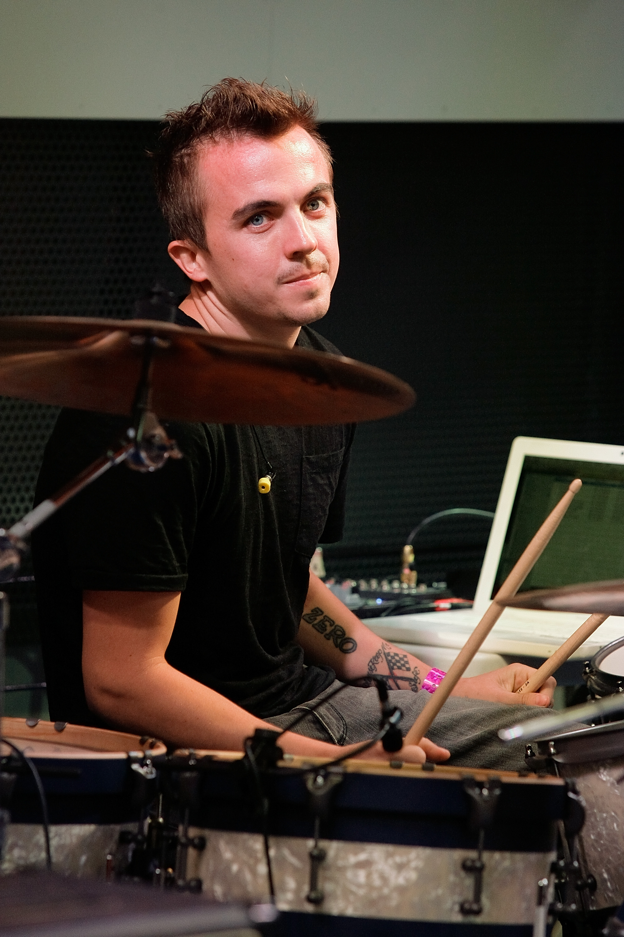 Frankie Muniz von You Hang Up tritt bei den Universal CityWalk Celebrity Band Saturday Concerts am 14. August 2010 in Universal City, Kalifornien, auf. | Quelle: Getty Images