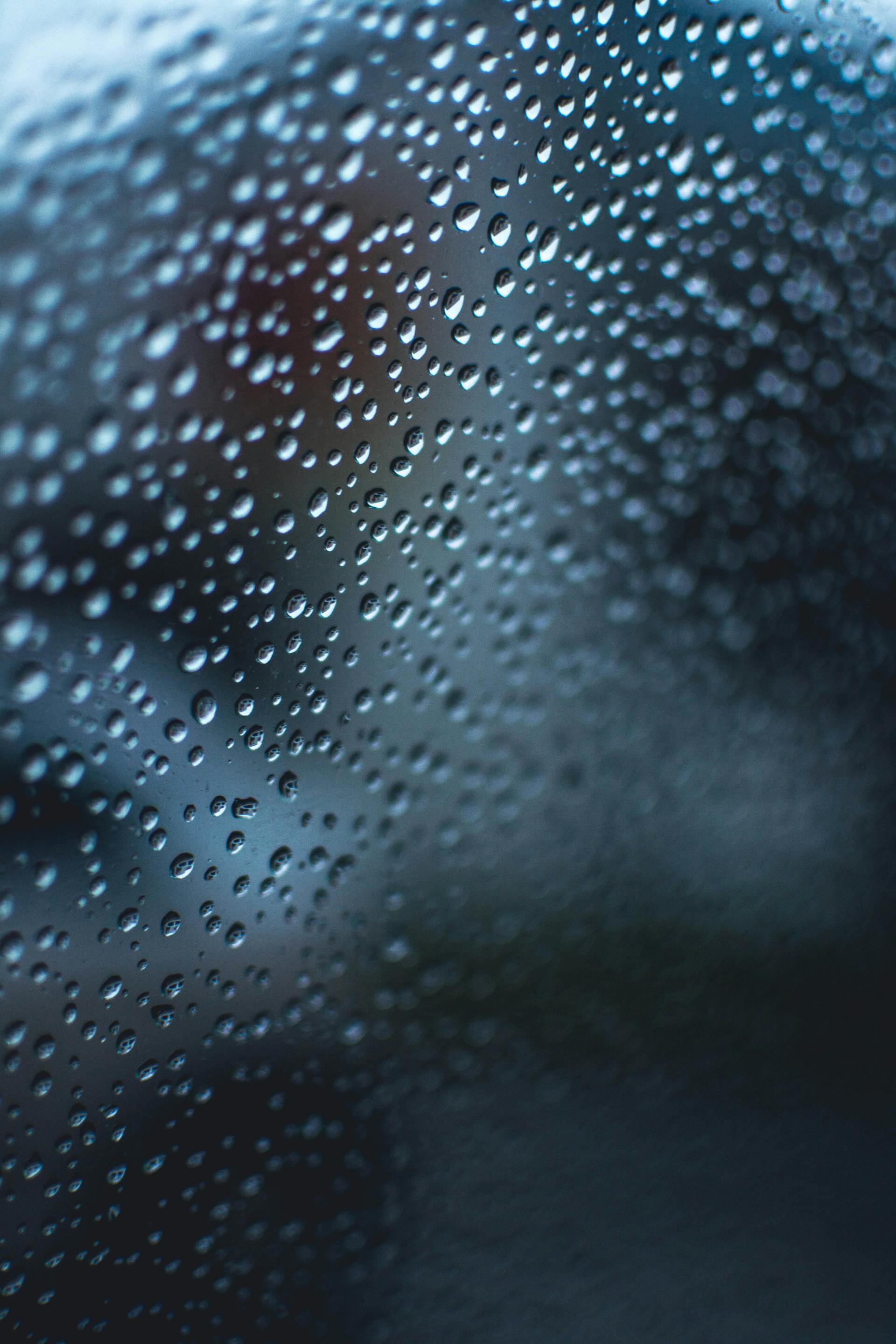 Regentropfen auf einem Fenster | Quelle: Pexels