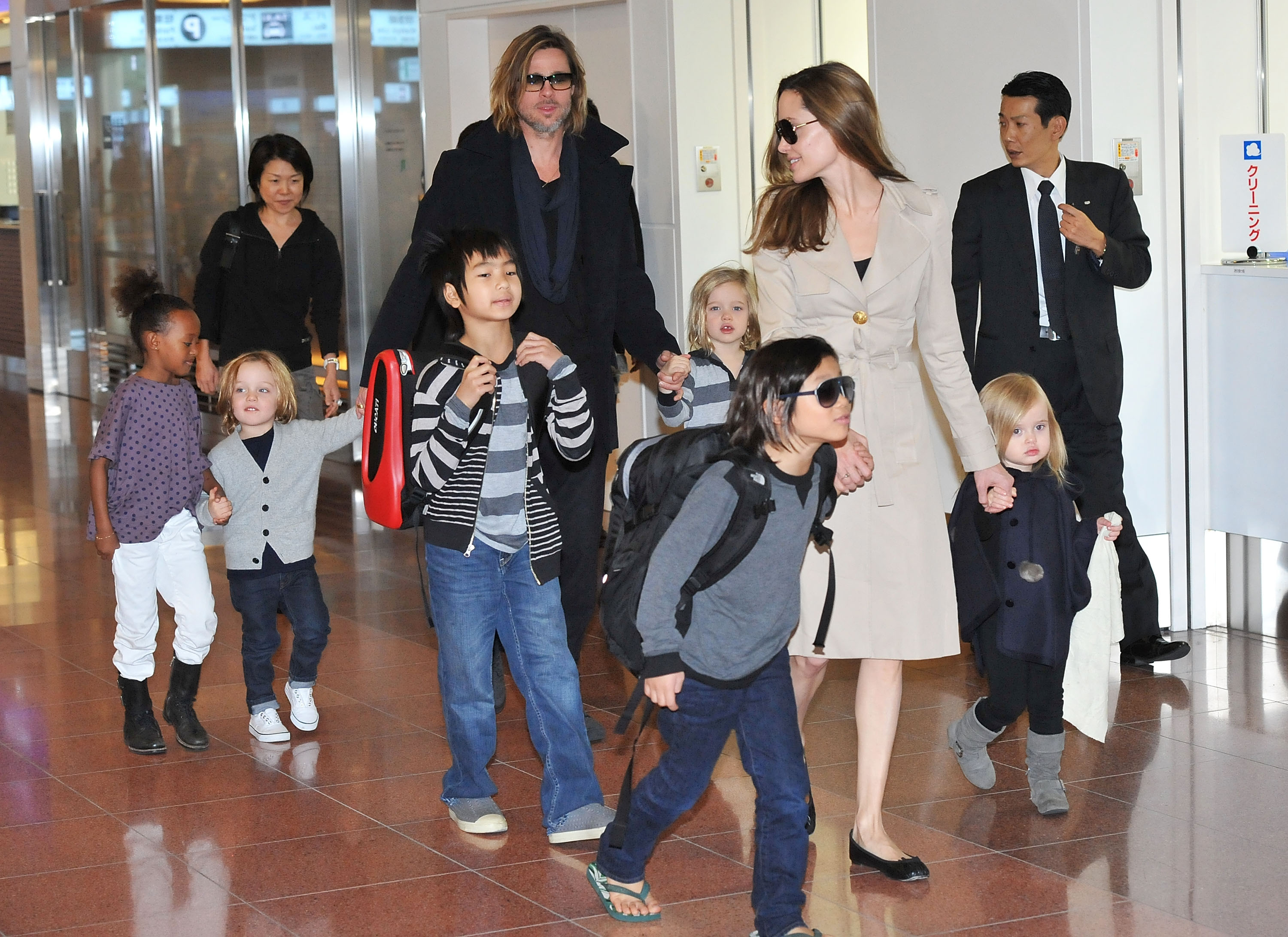 Knox Jolie-Pitt mit seinen Eltern und Geschwistern am 8. November 2011 am internationalen Flughafen Haneda in Tokio, Japan. | Quelle: Getty Images